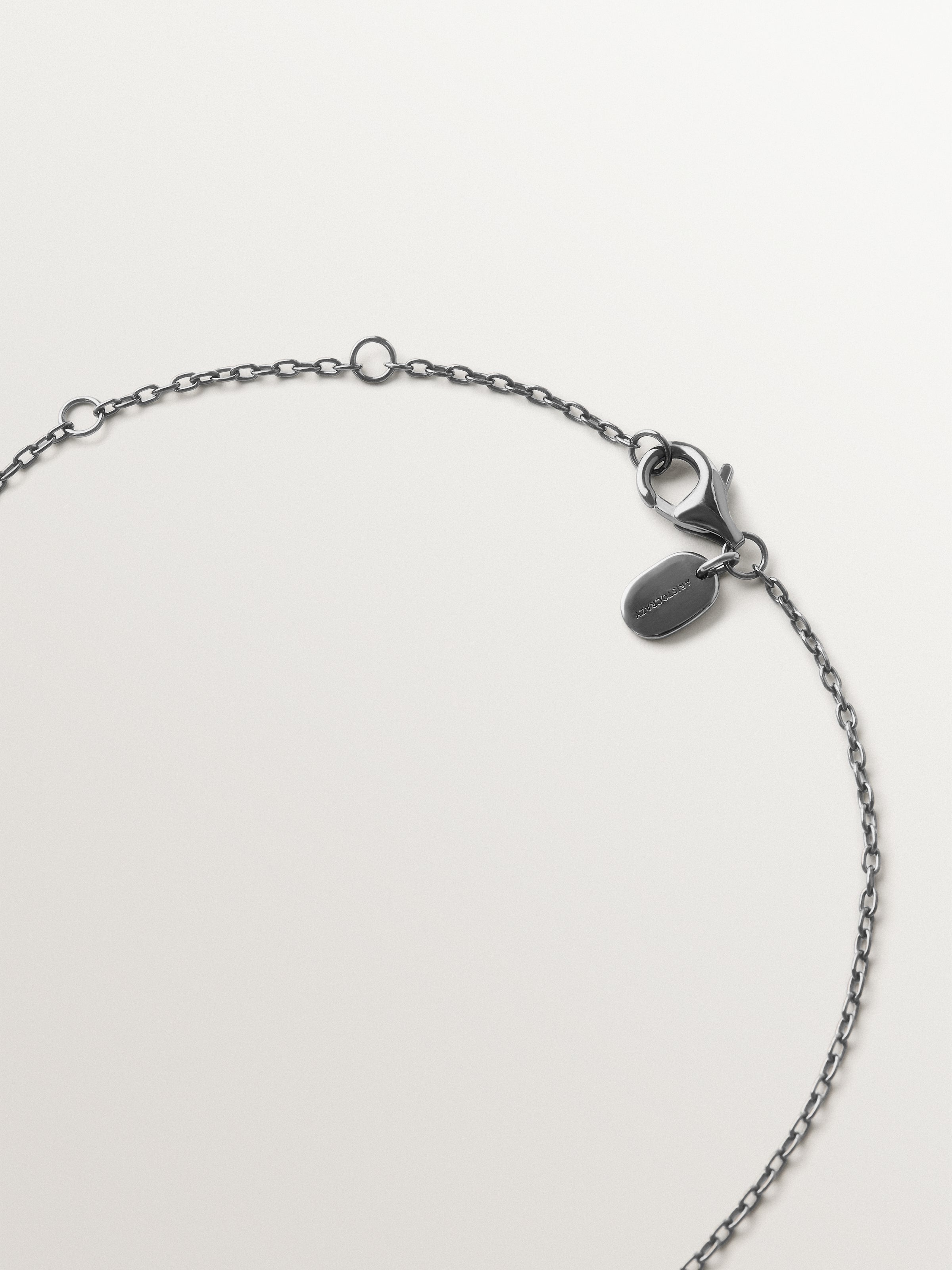 Collar de plata 925 con acabado gunmetal y topacios blancos