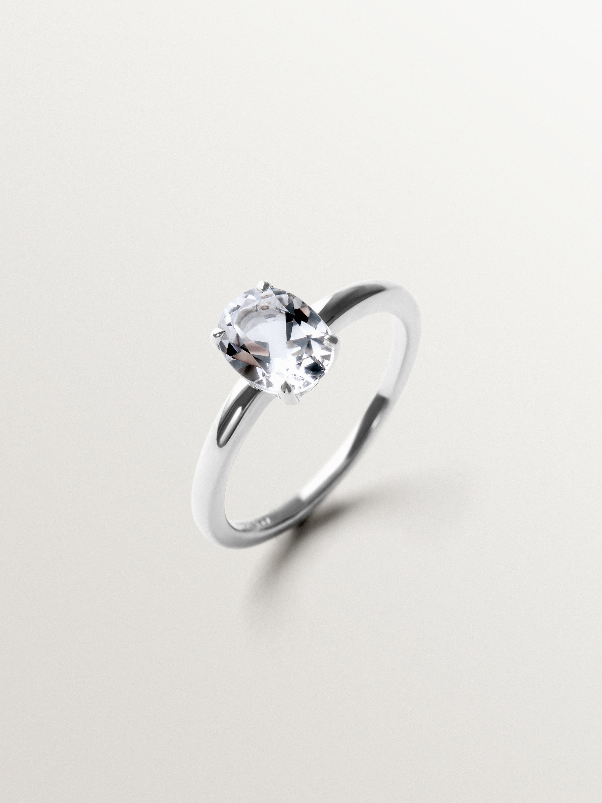 Anillo solitario de plata 925 con cuarzo blanco