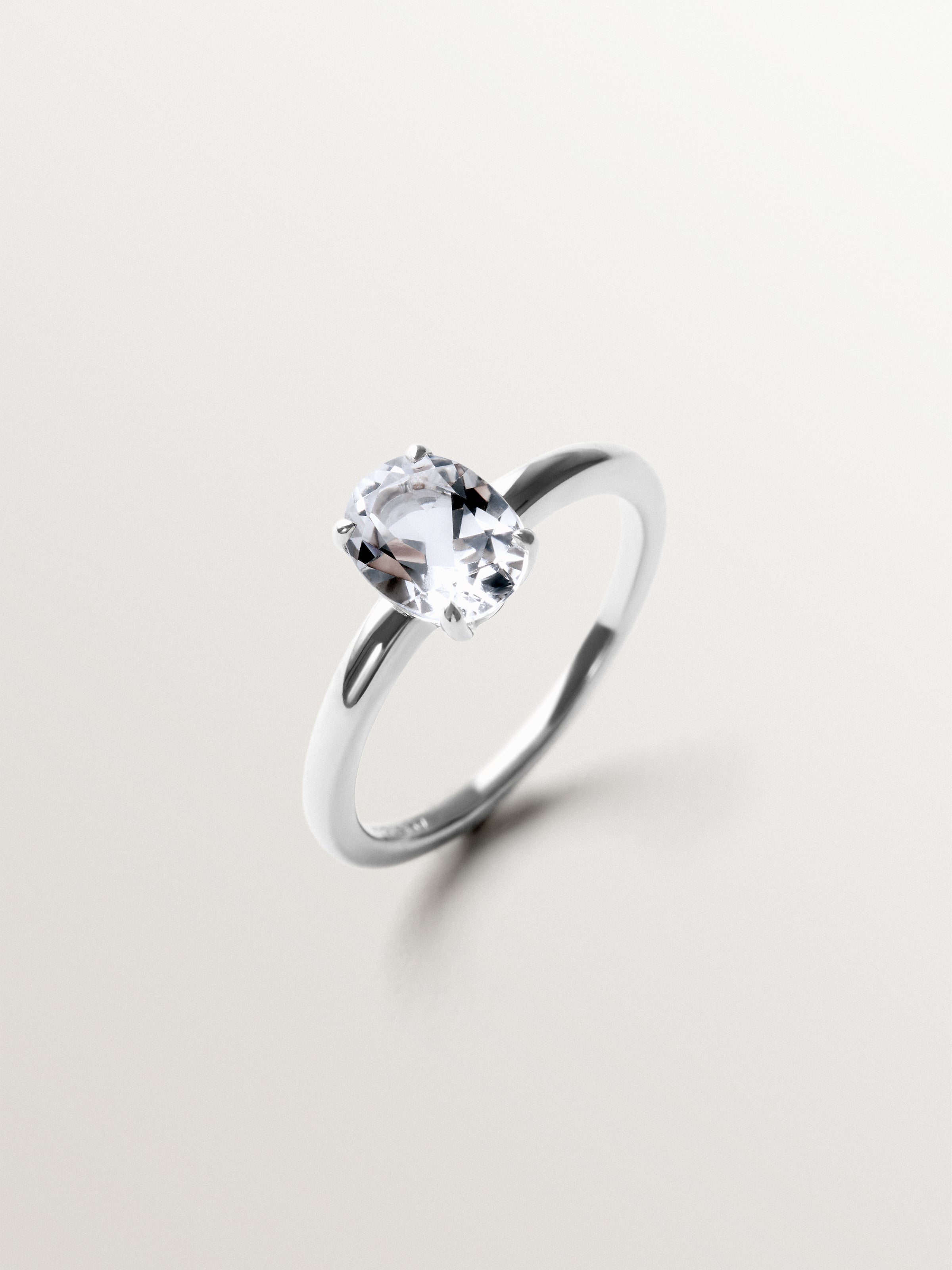 Anillo solitario de plata 925 con cuarzo blanco