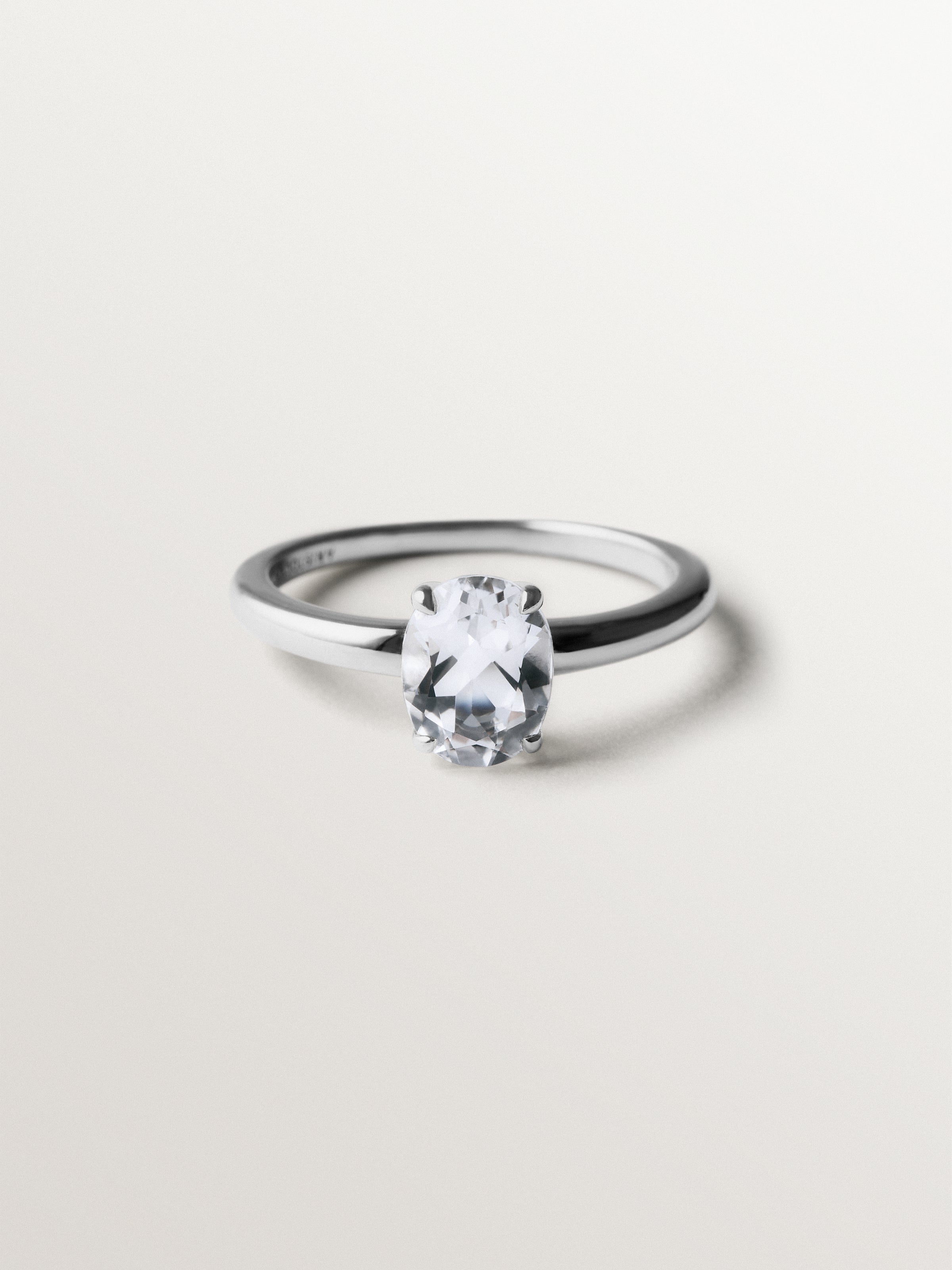 Anillo solitario de plata 925 con cuarzo blanco