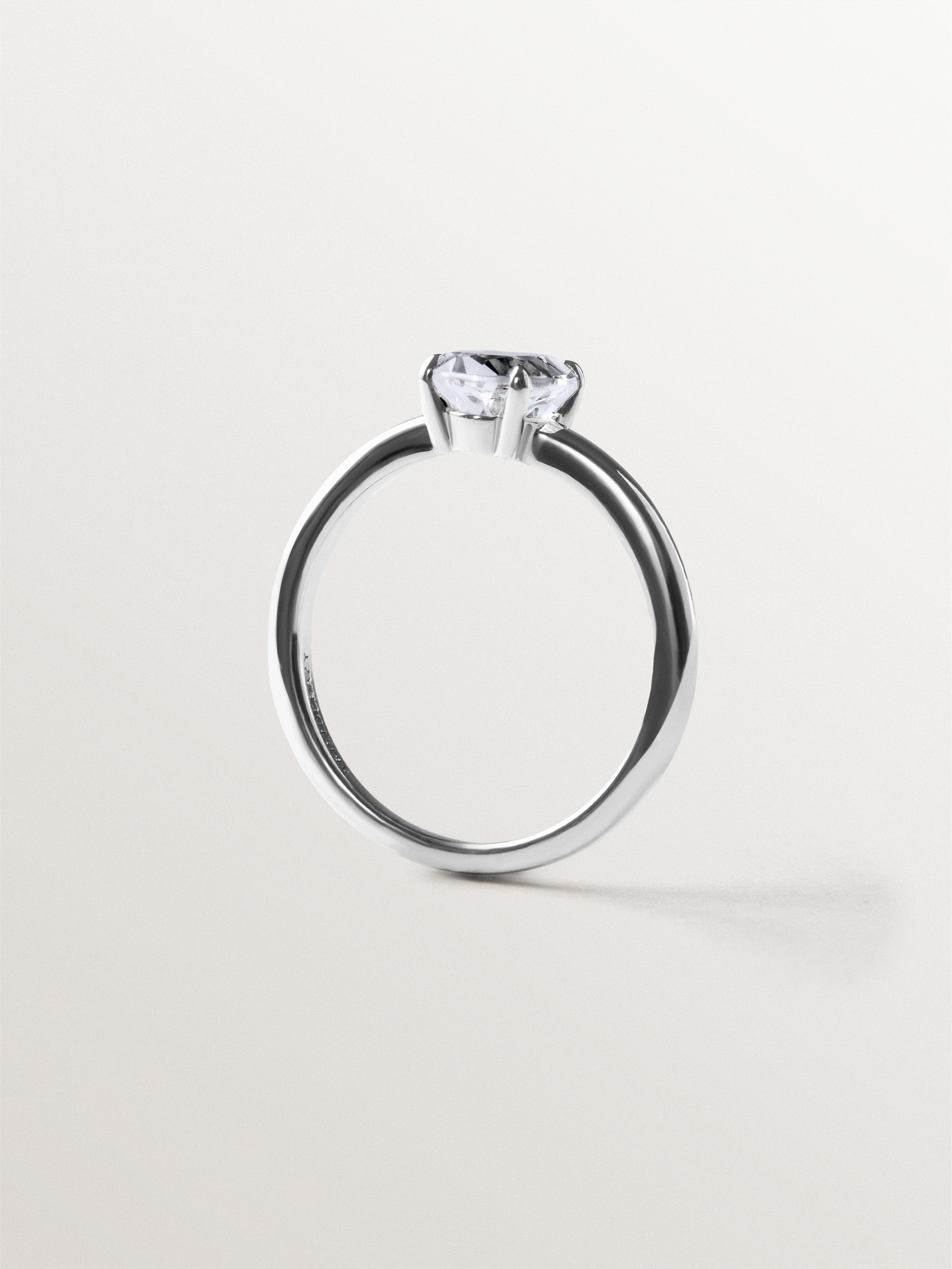 Anillo solitario de plata 925 con cuarzo blanco
