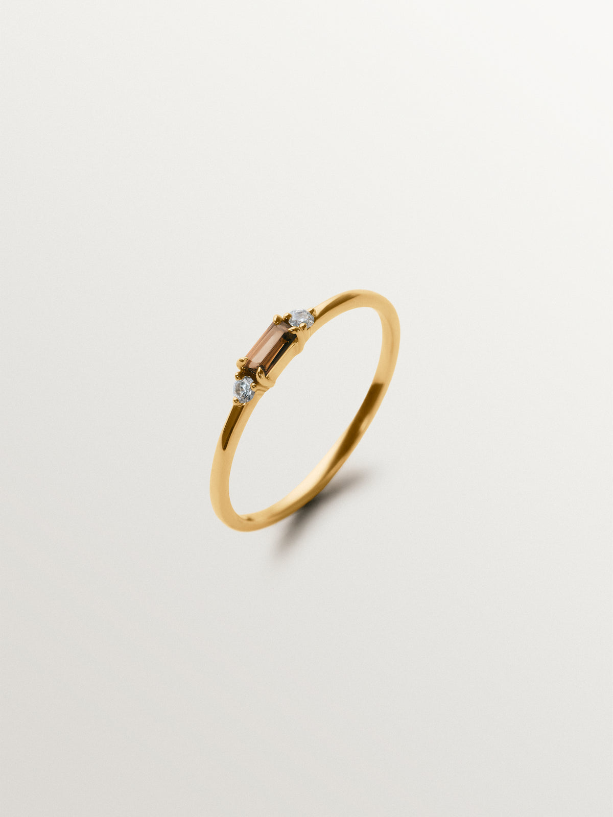 Anillo de oro amarillo de 9K con diamantes y cuarzos marrones