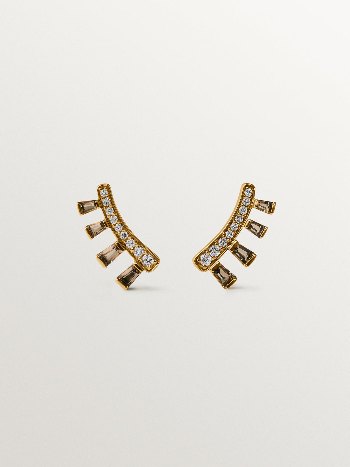 Pendientes trepadores de oro amarillo de 9K con diamantes y cuarzos marrones