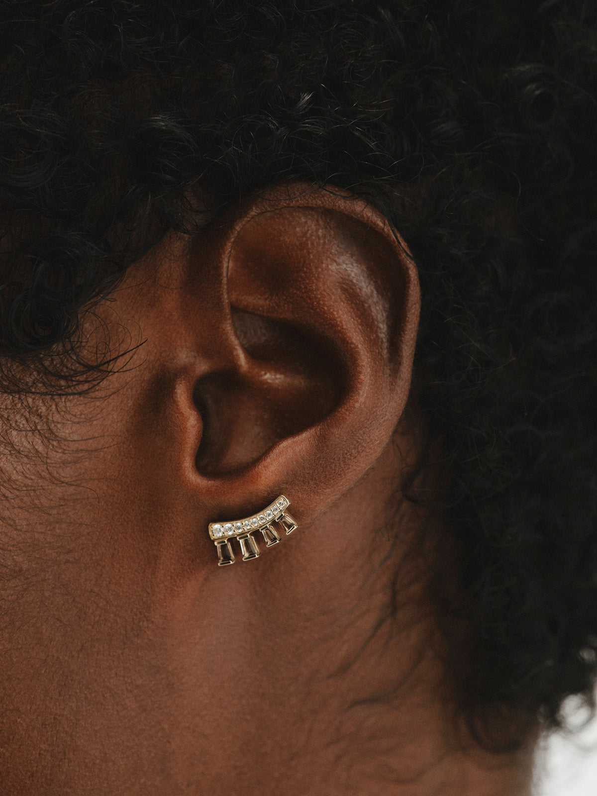 Pendientes trepadores de oro amarillo de 9K con diamantes y cuarzos marrones