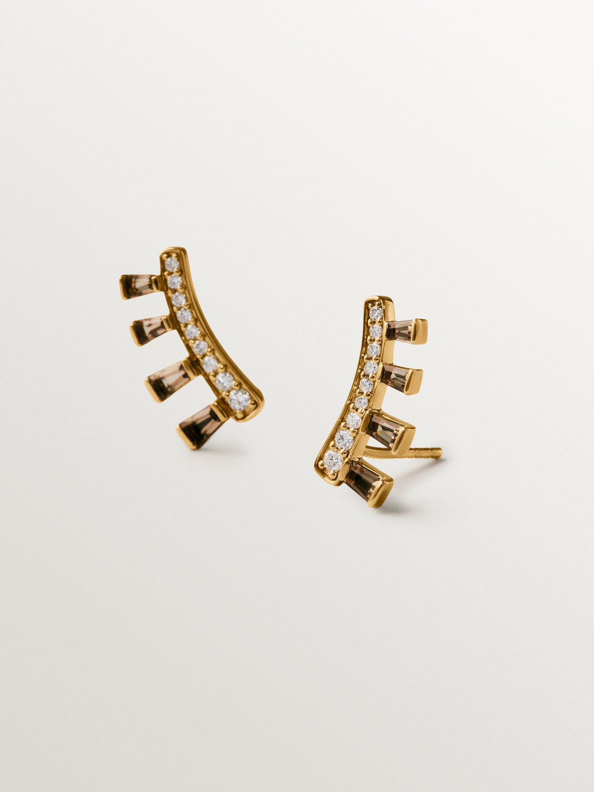 Pendientes trepadores de oro amarillo de 9K con diamantes y cuarzos marrones