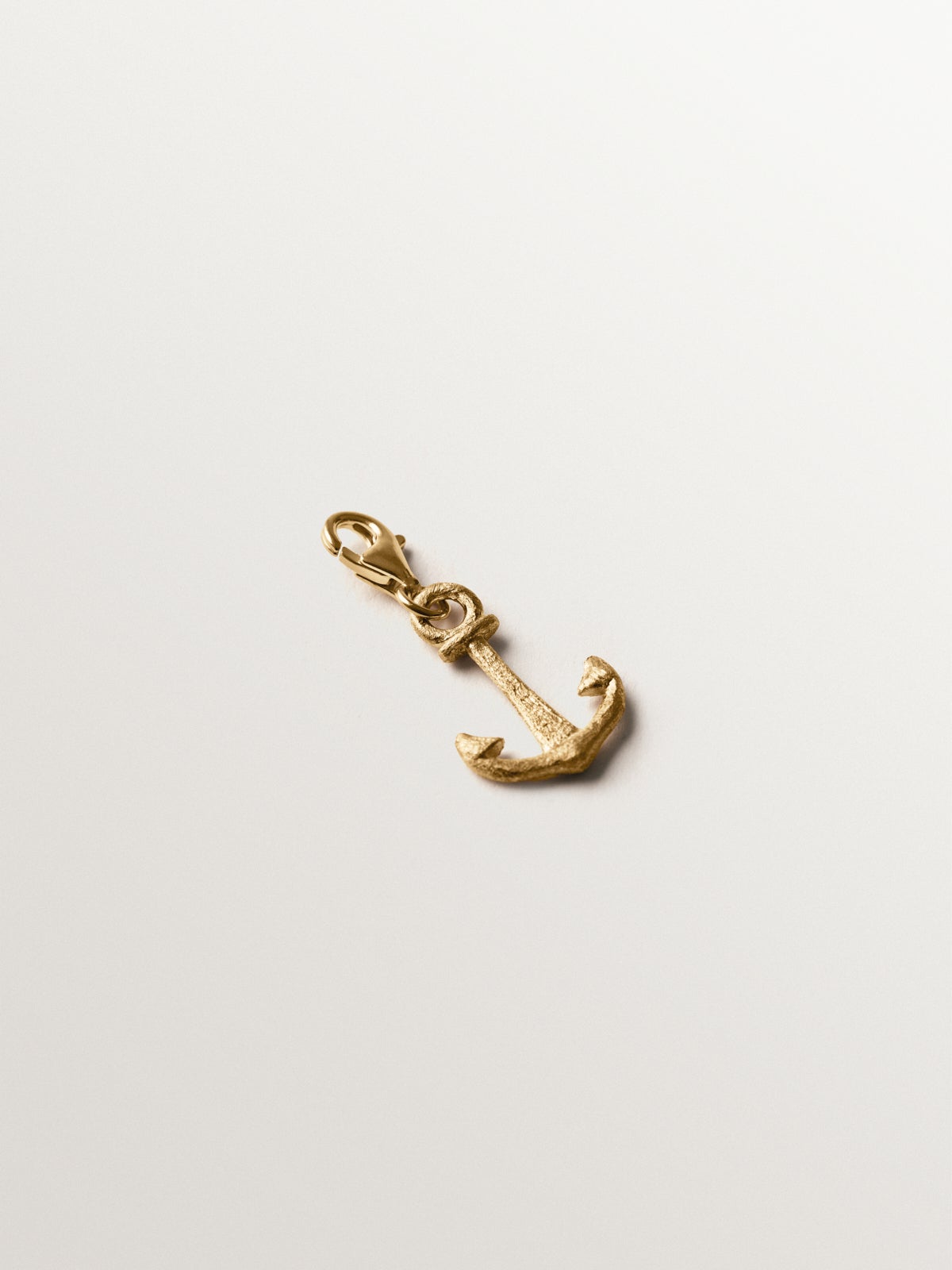 Charm de plata 925 bañada en oro amarillo de 18K con forma de ancla