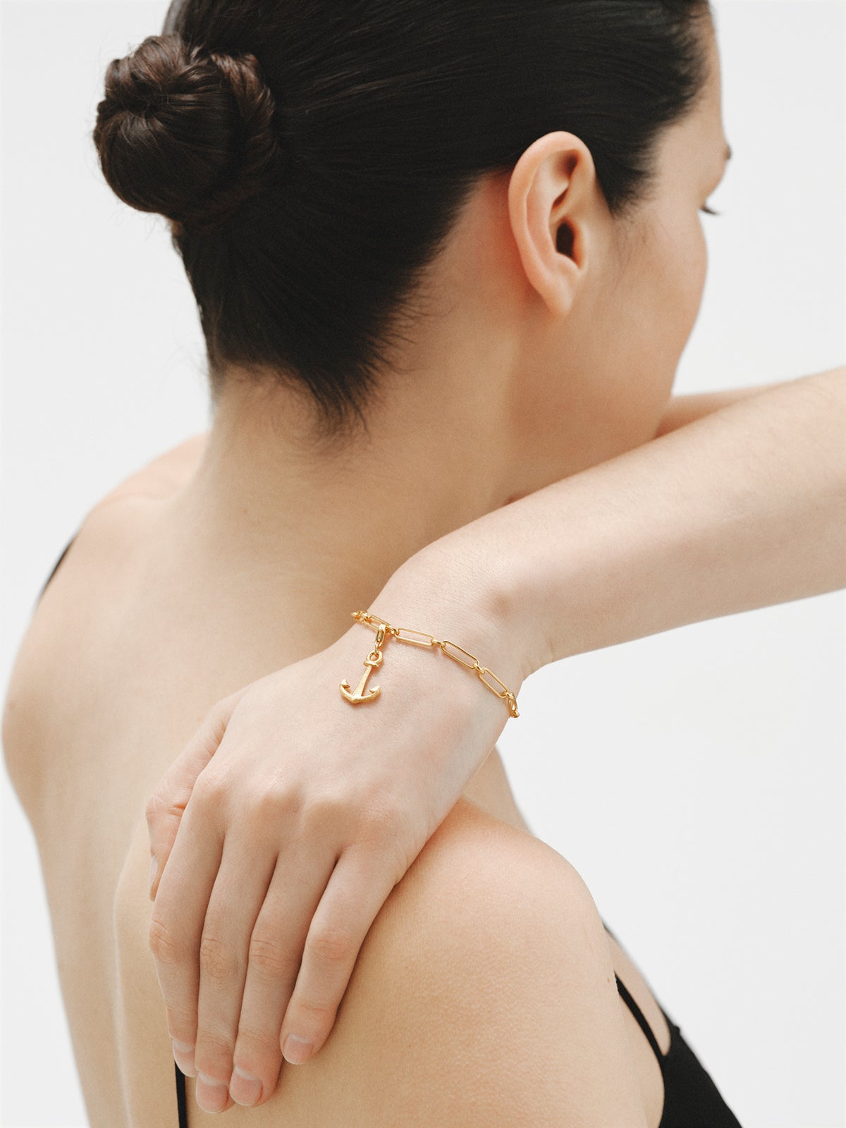 Charm de plata 925 bañada en oro amarillo de 18K con forma de ancla