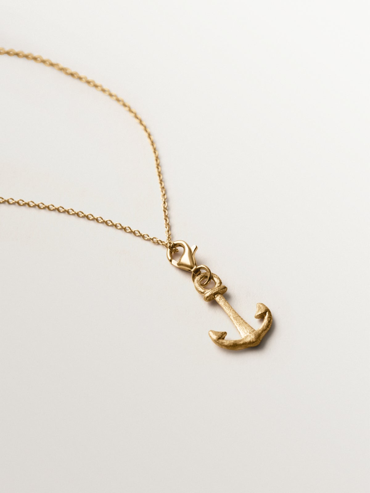 Charm de plata 925 bañada en oro amarillo de 18K con forma de ancla