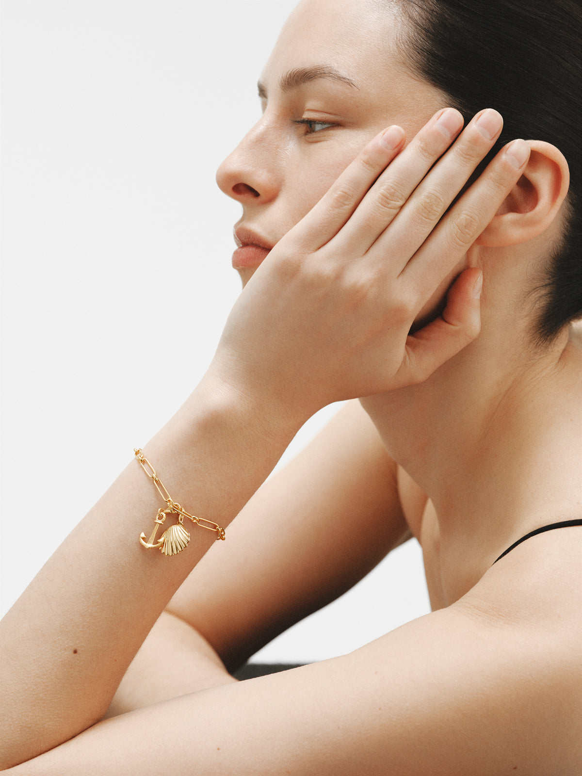 Charm de plata 925 bañada en oro amarillo de 18K con forma de ancla