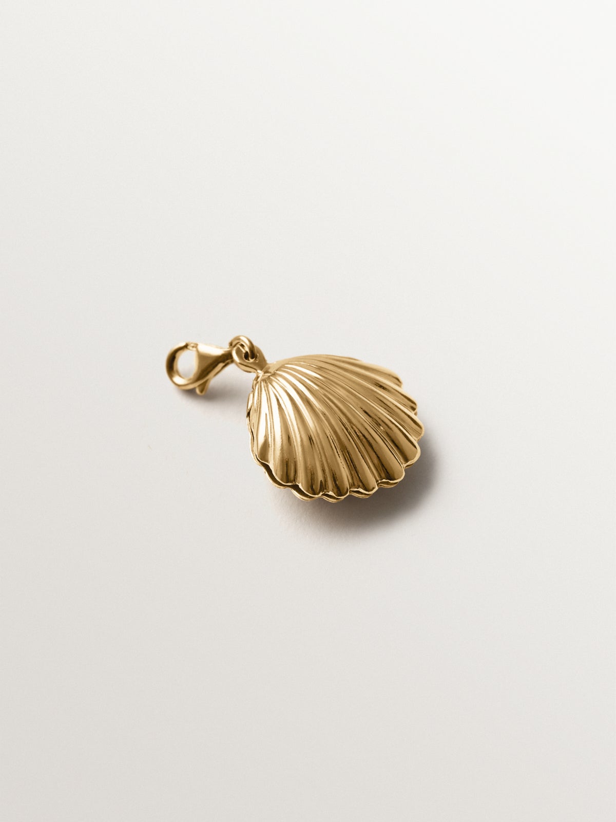 Charm de plata 925 bañada en oro amarillo de 18K y forma de concha