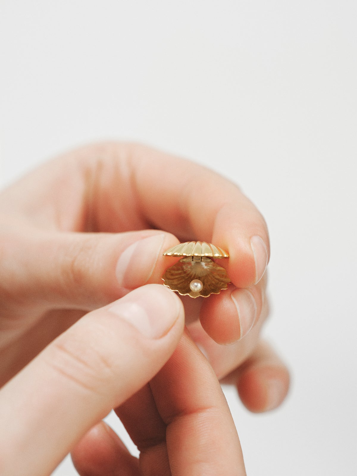 Charm de plata 925 bañada en oro amarillo de 18K y forma de concha
