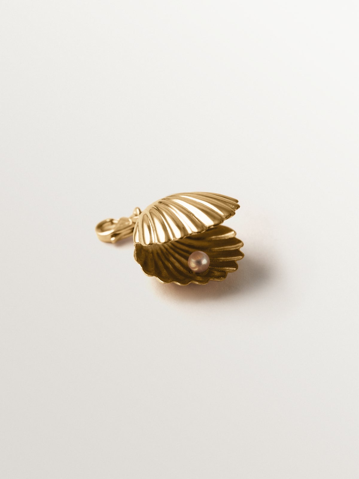 Charm de plata 925 bañada en oro amarillo de 18K y forma de concha