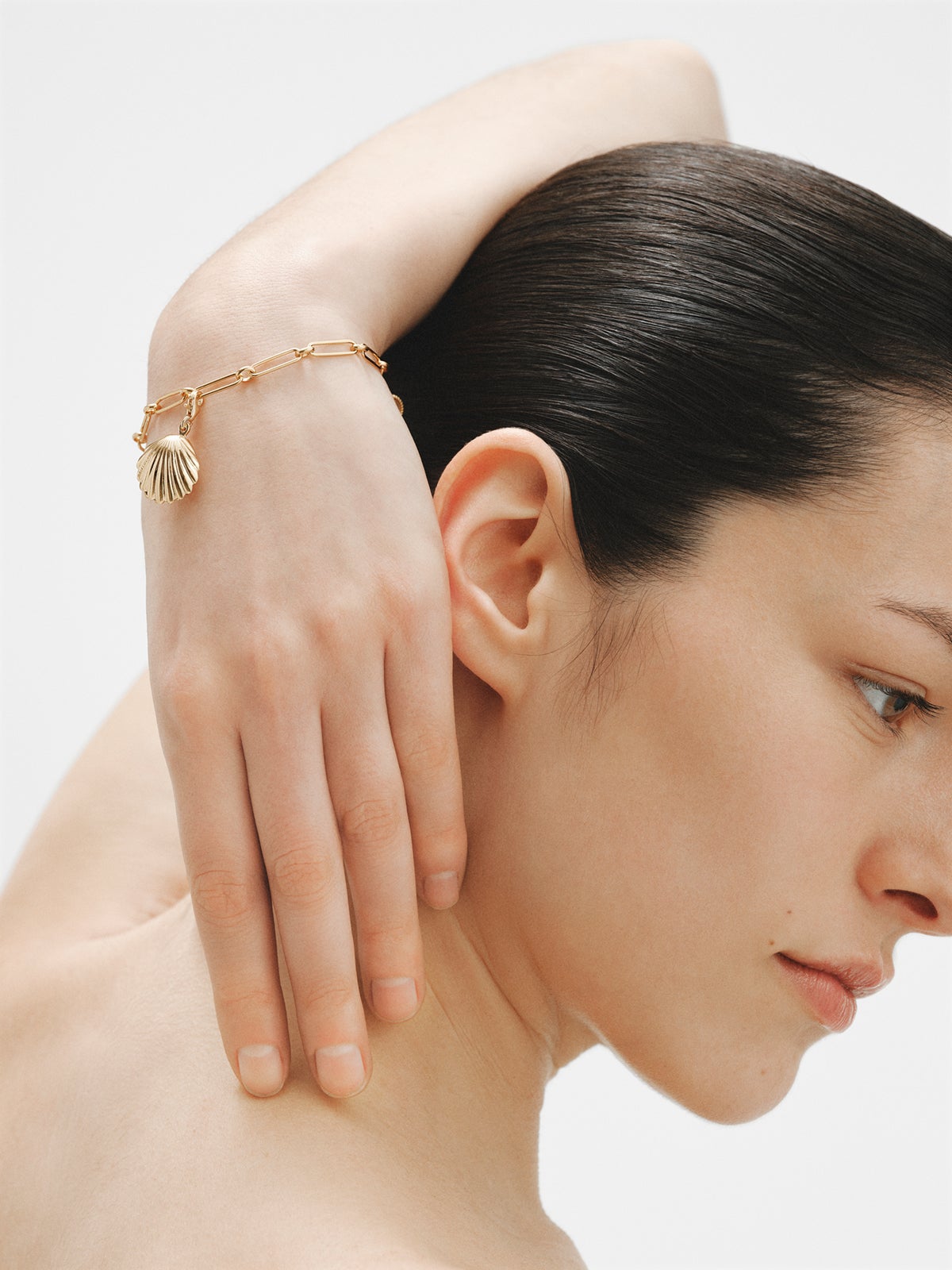 Charm de plata 925 bañada en oro amarillo de 18K y forma de concha