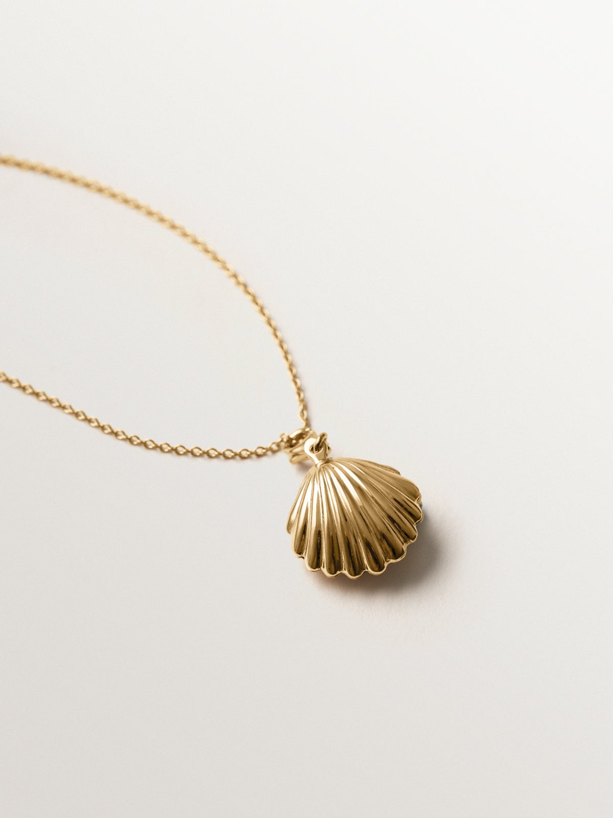 Charm de plata 925 bañada en oro amarillo de 18K y forma de concha