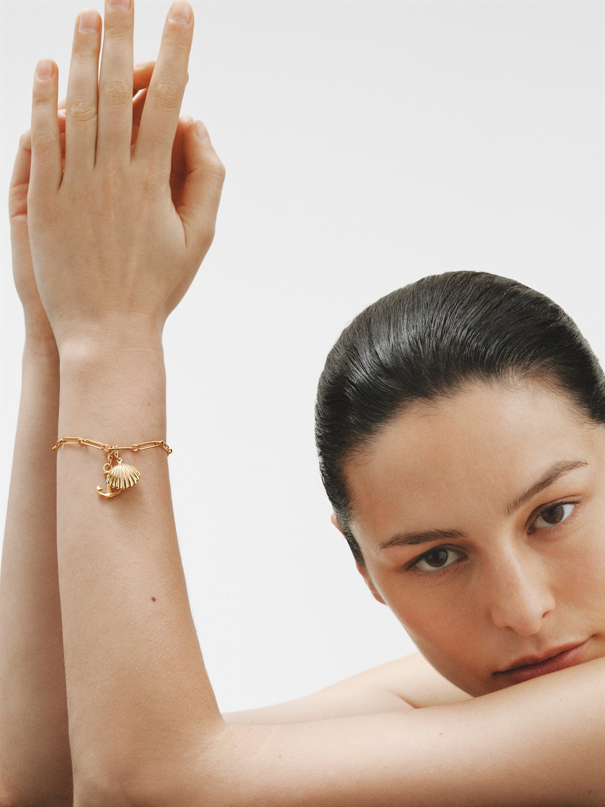 Charm de plata 925 bañada en oro amarillo de 18K y forma de concha