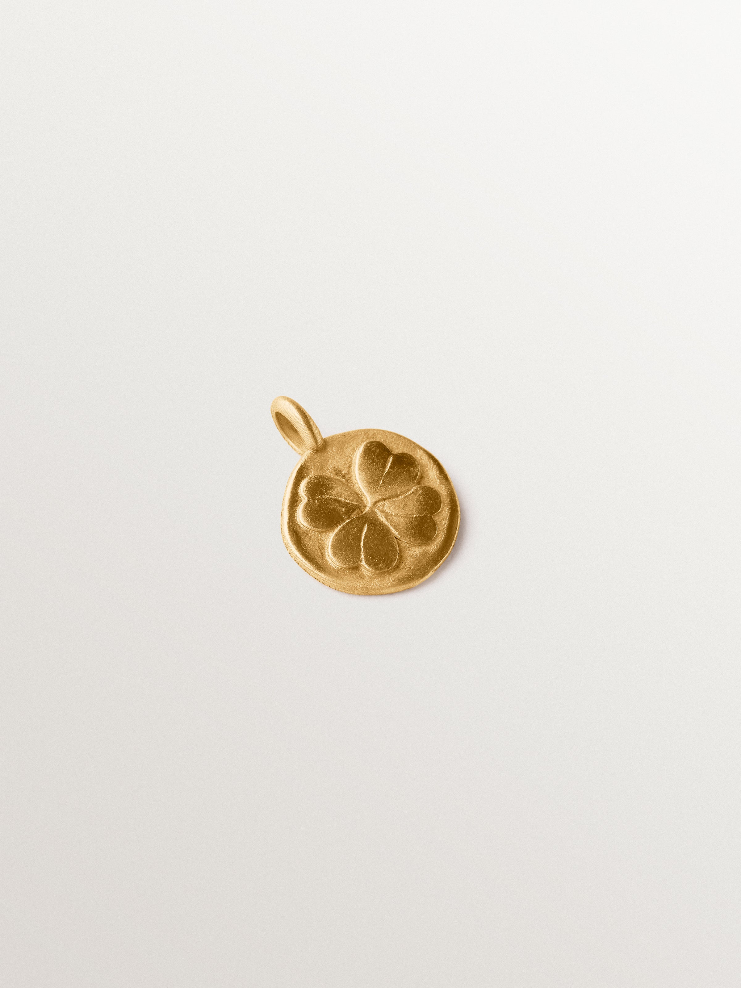Charm tipo medalla de plata 925 bañada en oro amarillo de 18K y forma de trébol