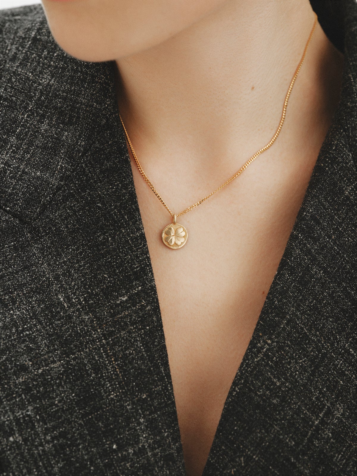 Charm tipo medalla de plata 925 bañada en oro amarillo de 18K y forma de trébol