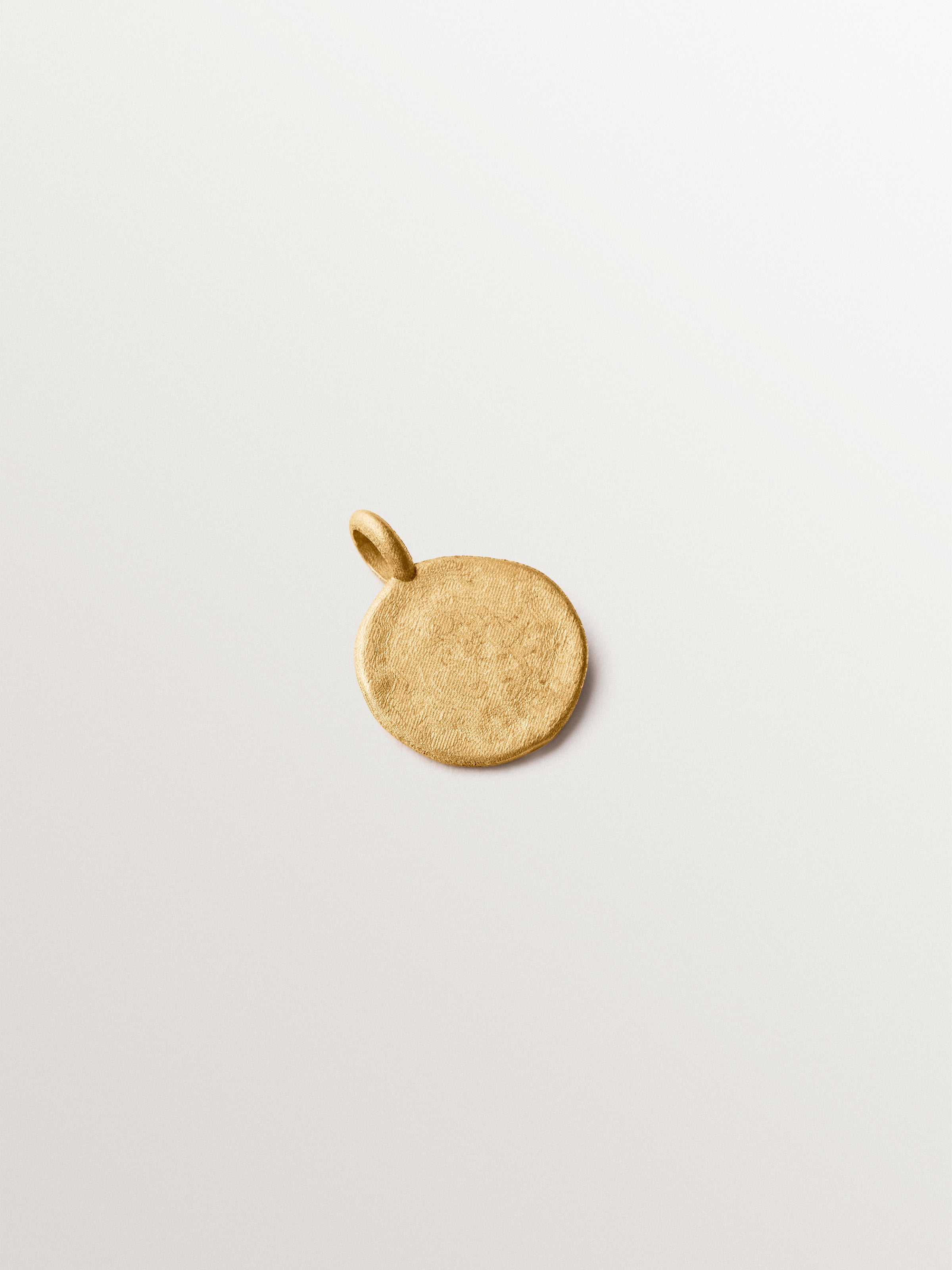 Charm tipo medalla de plata 925 bañada en oro amarillo de 18K y forma de trébol