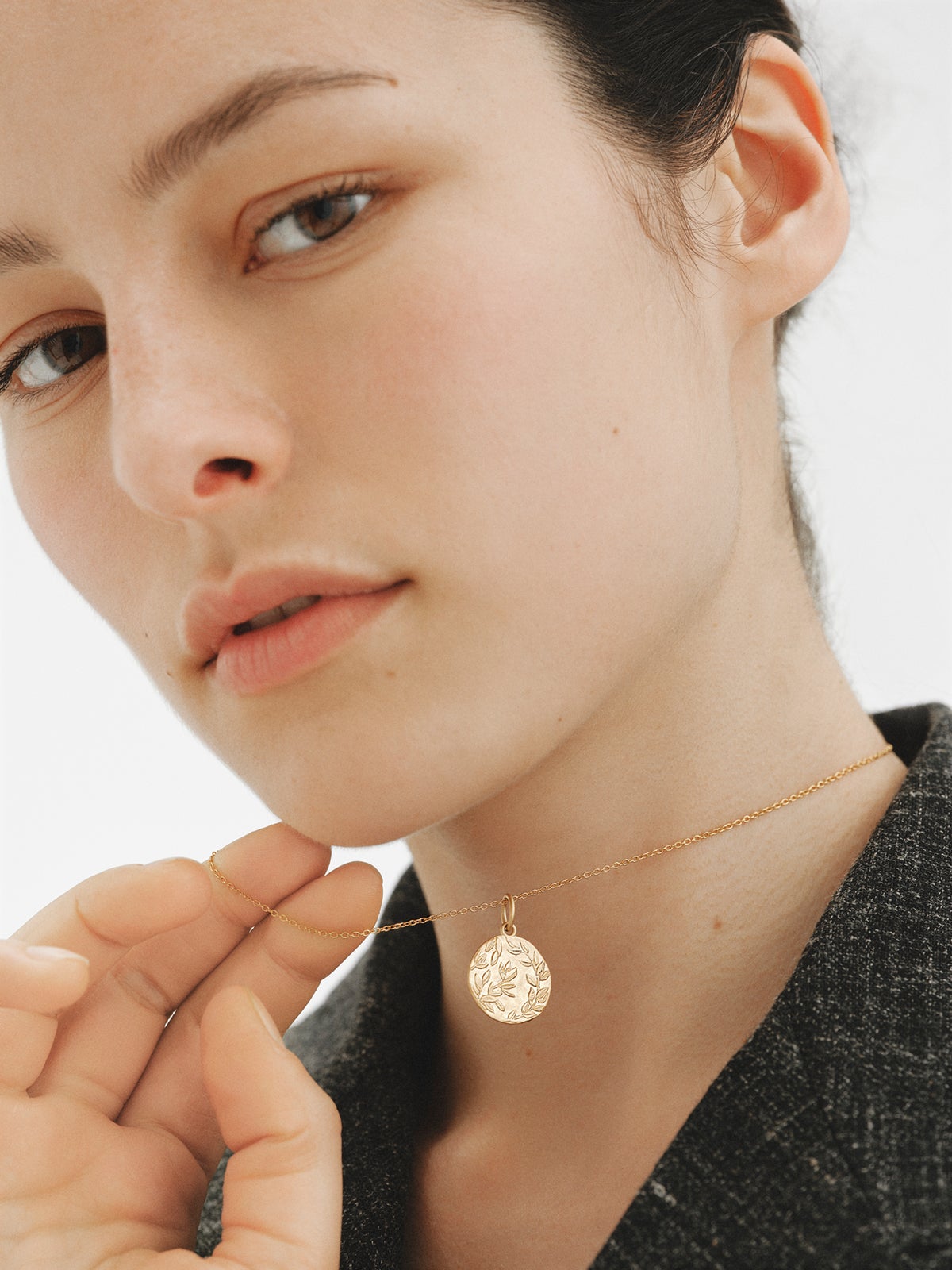 Charm tipo medalla de plata 925 bañada en oro amarillo de 18K