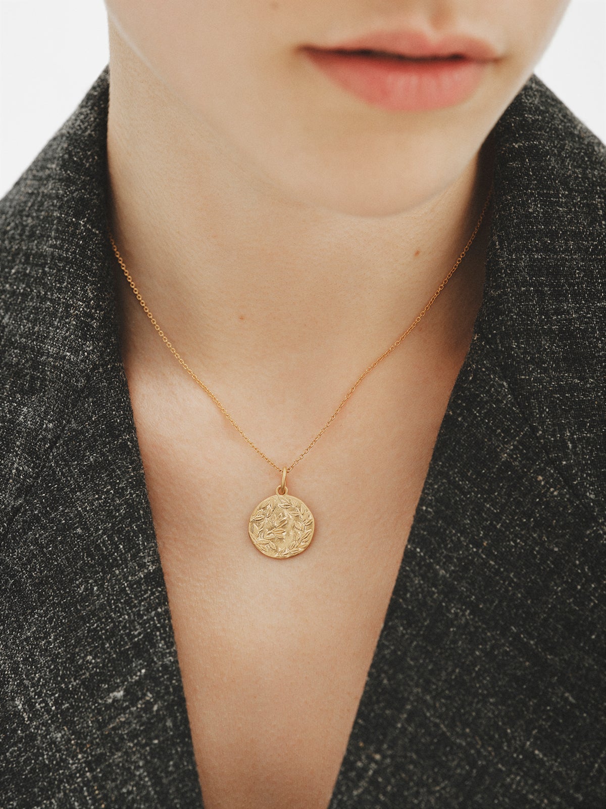 Charm tipo medalla de plata 925 bañada en oro amarillo de 18K