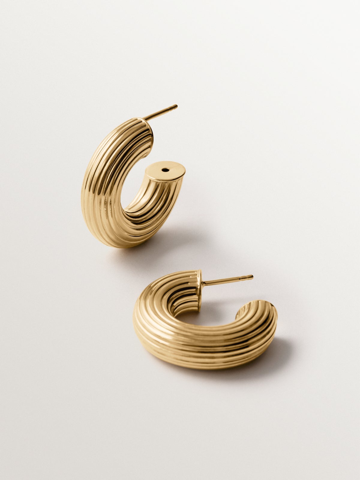 Pendientes de aro de plata 925 bañada en oro amarillo de 18K con textura
