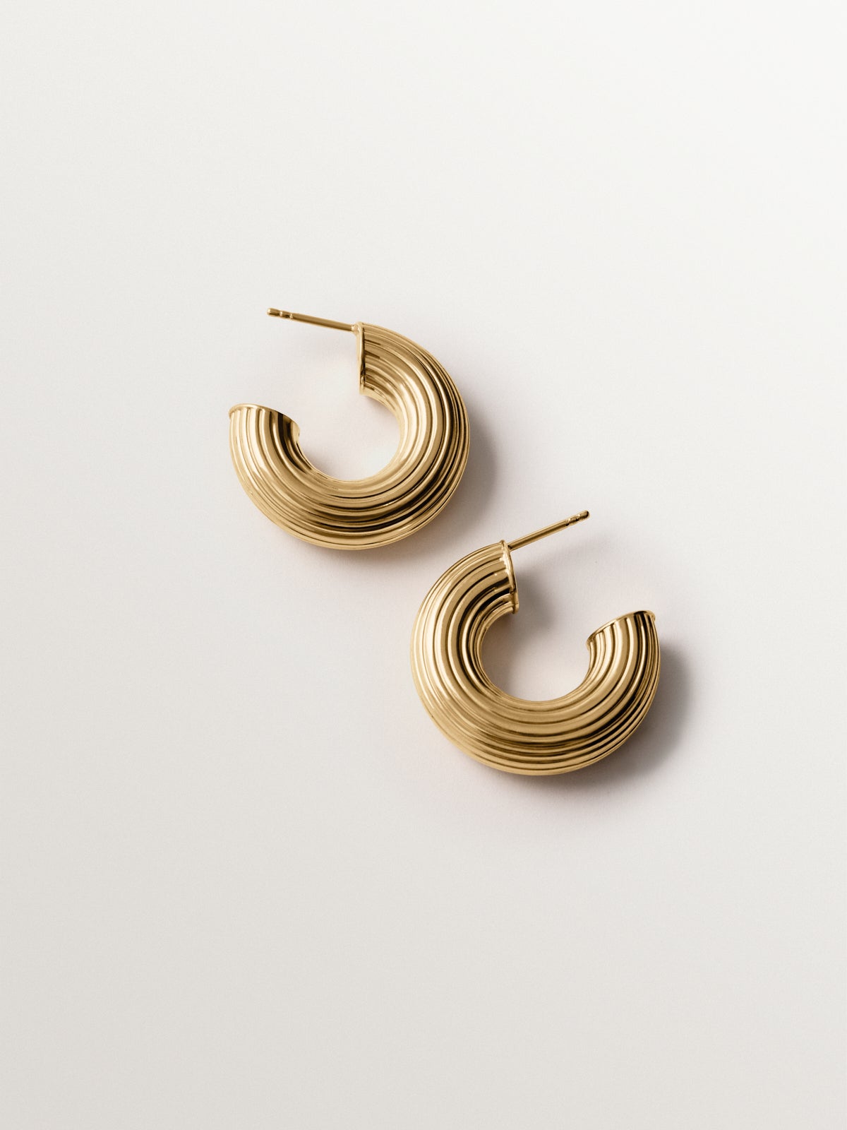 Pendientes de aro de plata 925 bañada en oro amarillo de 18K con textura