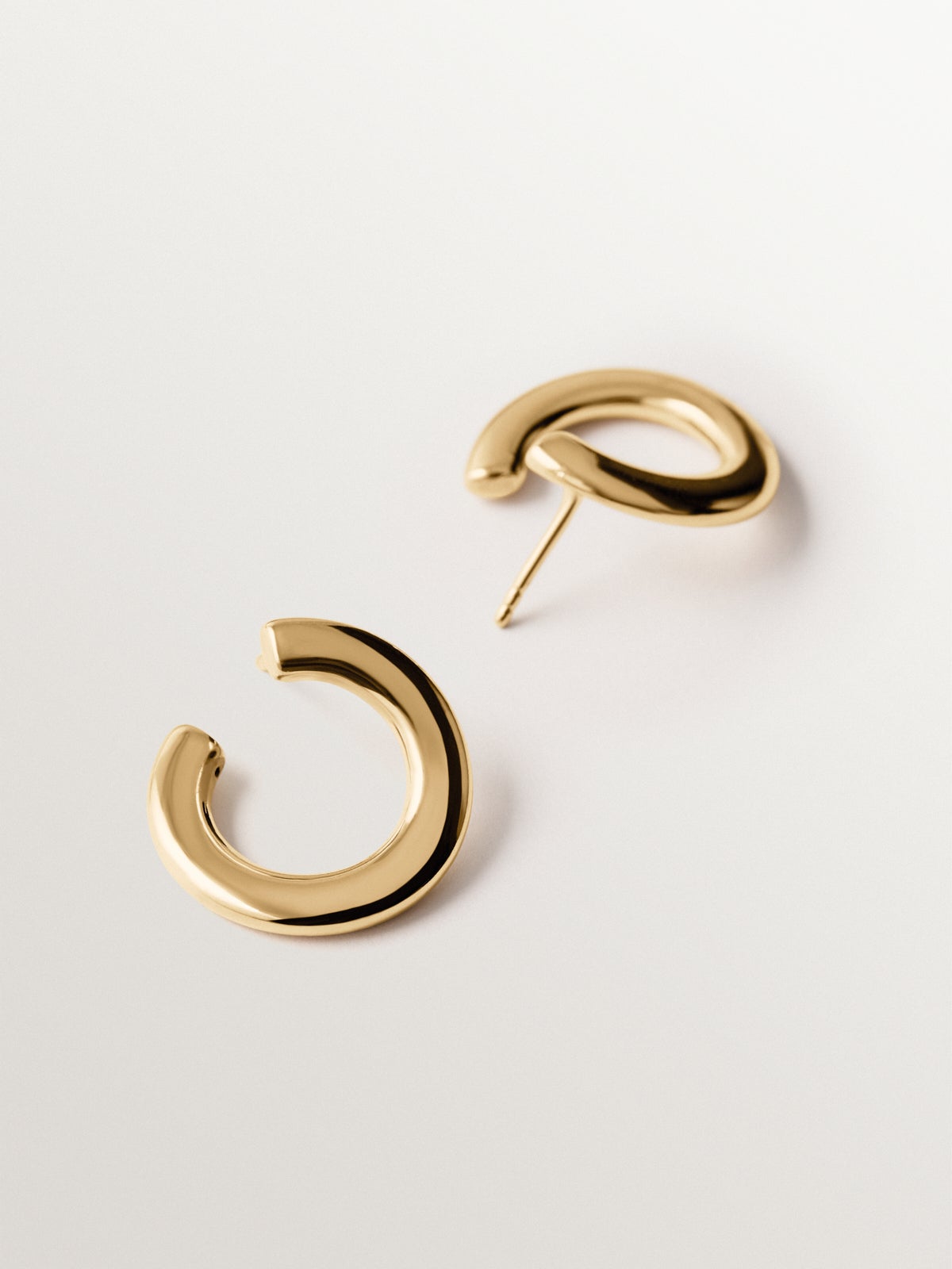 Pendientes de aro de plata 925 bañada en oro amarillo de 18K con forma irregular