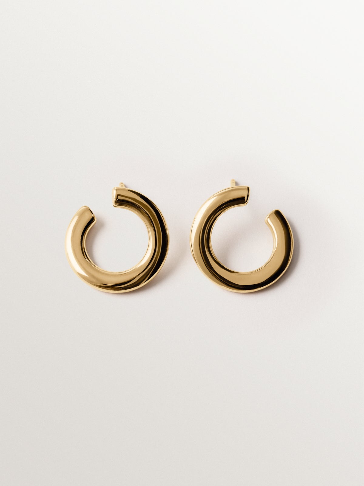 Pendientes de aro de plata 925 bañada en oro amarillo de 18K con forma irregular