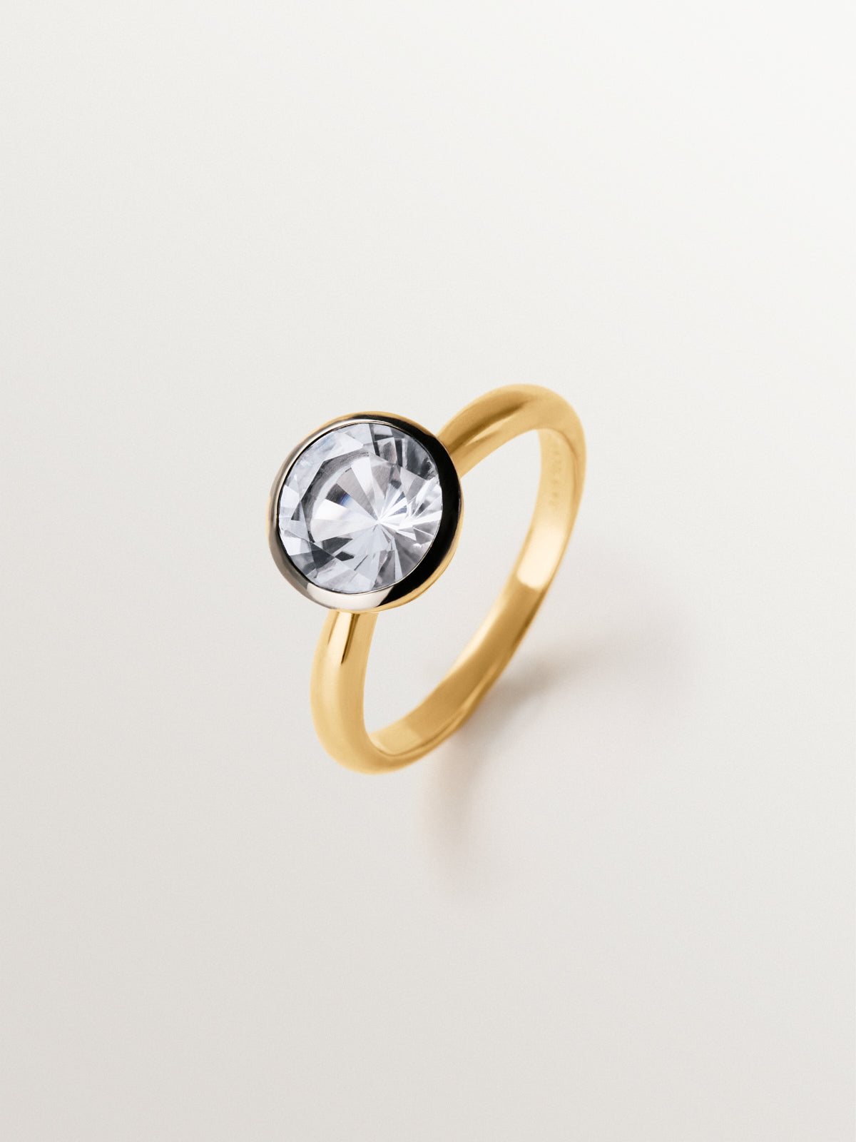 Anillo bicolor de plata 925 bañada en oro amarillo de 18K con topacio blanco