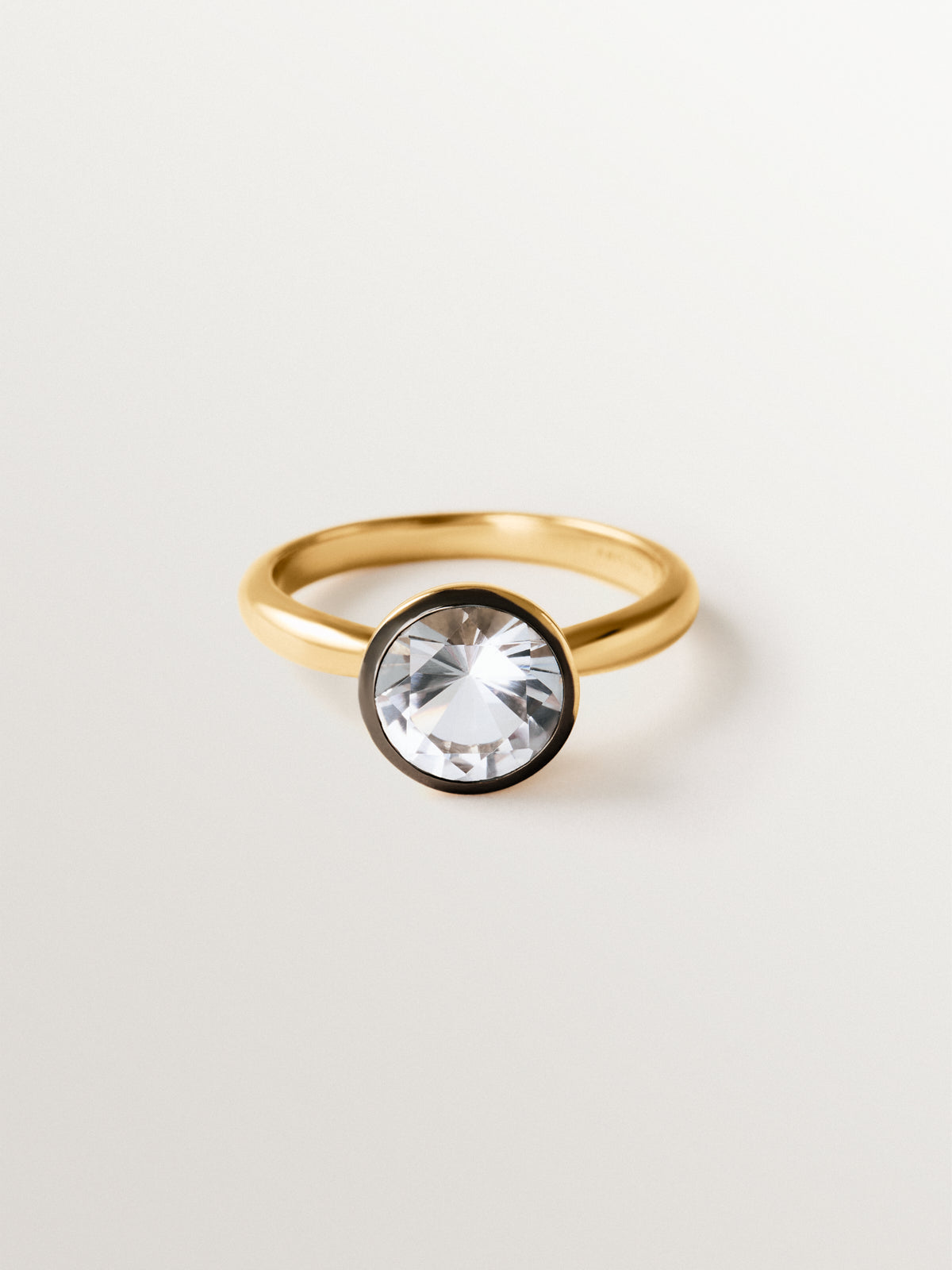 Anillo bicolor de plata 925 bañada en oro amarillo de 18K con topacio blanco