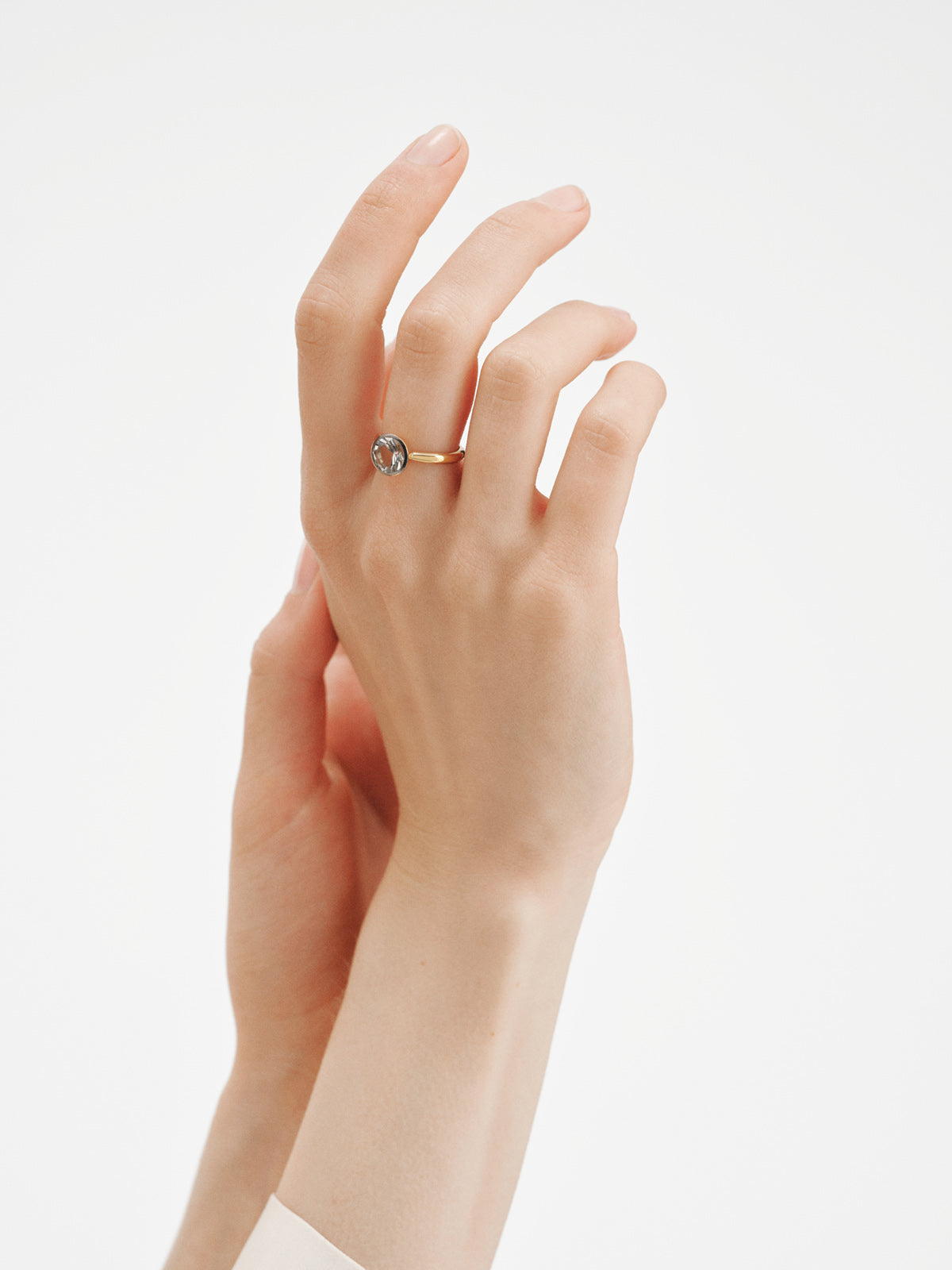 Anillo bicolor de plata 925 bañada en oro amarillo de 18K con topacio blanco