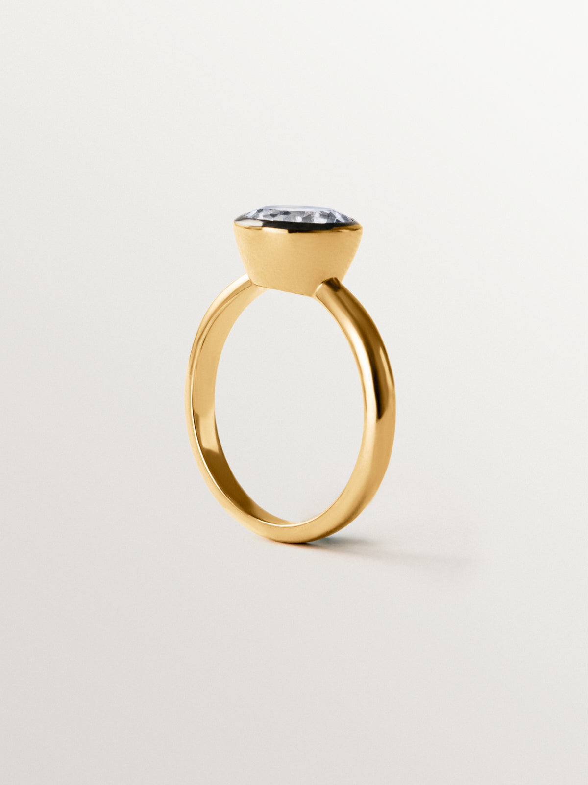 Anillo bicolor de plata 925 bañada en oro amarillo de 18K con topacio blanco