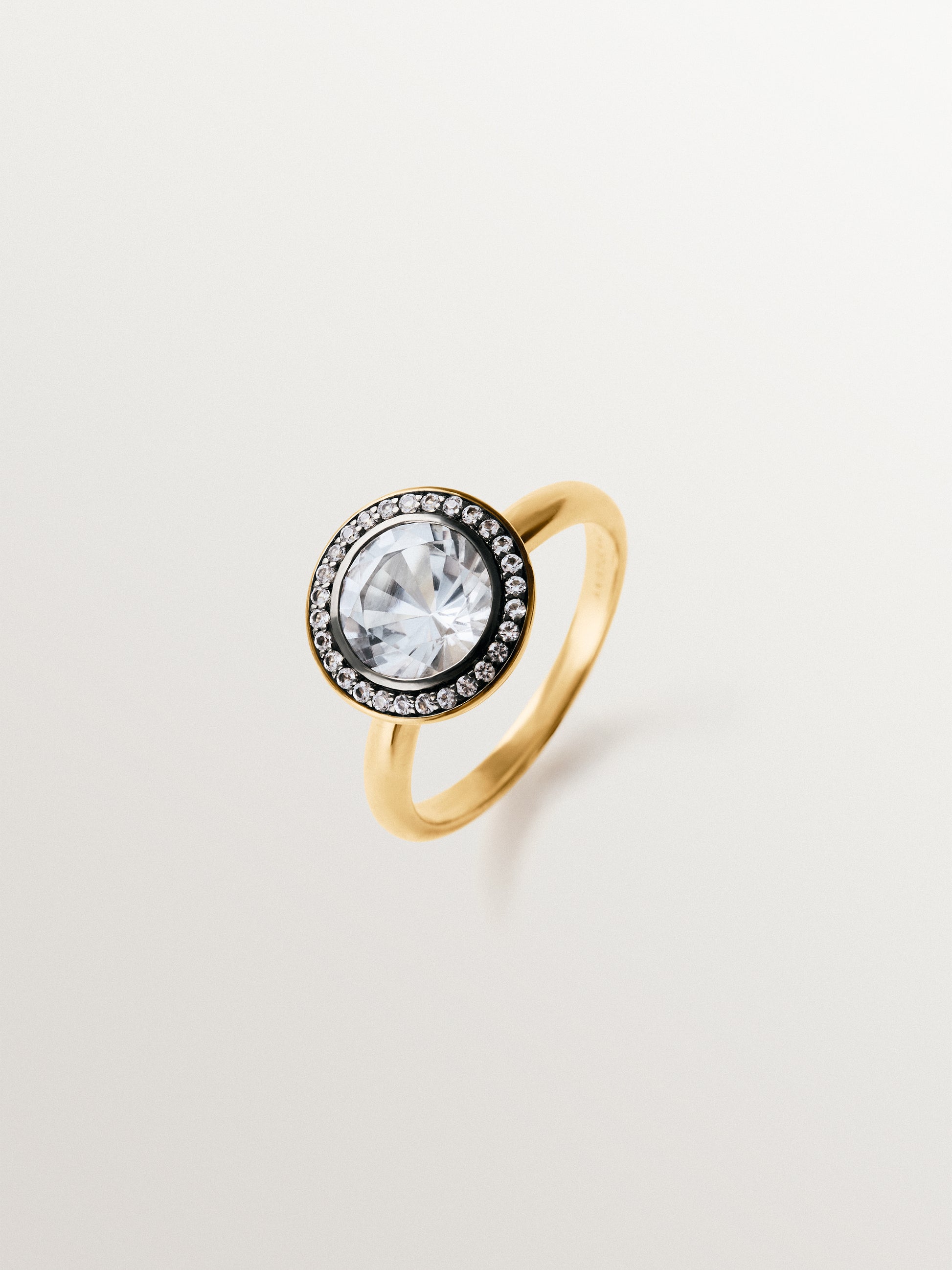 Anillo bicolor de plata 925 bañada en oro amarillo de 18K con topacios blancos