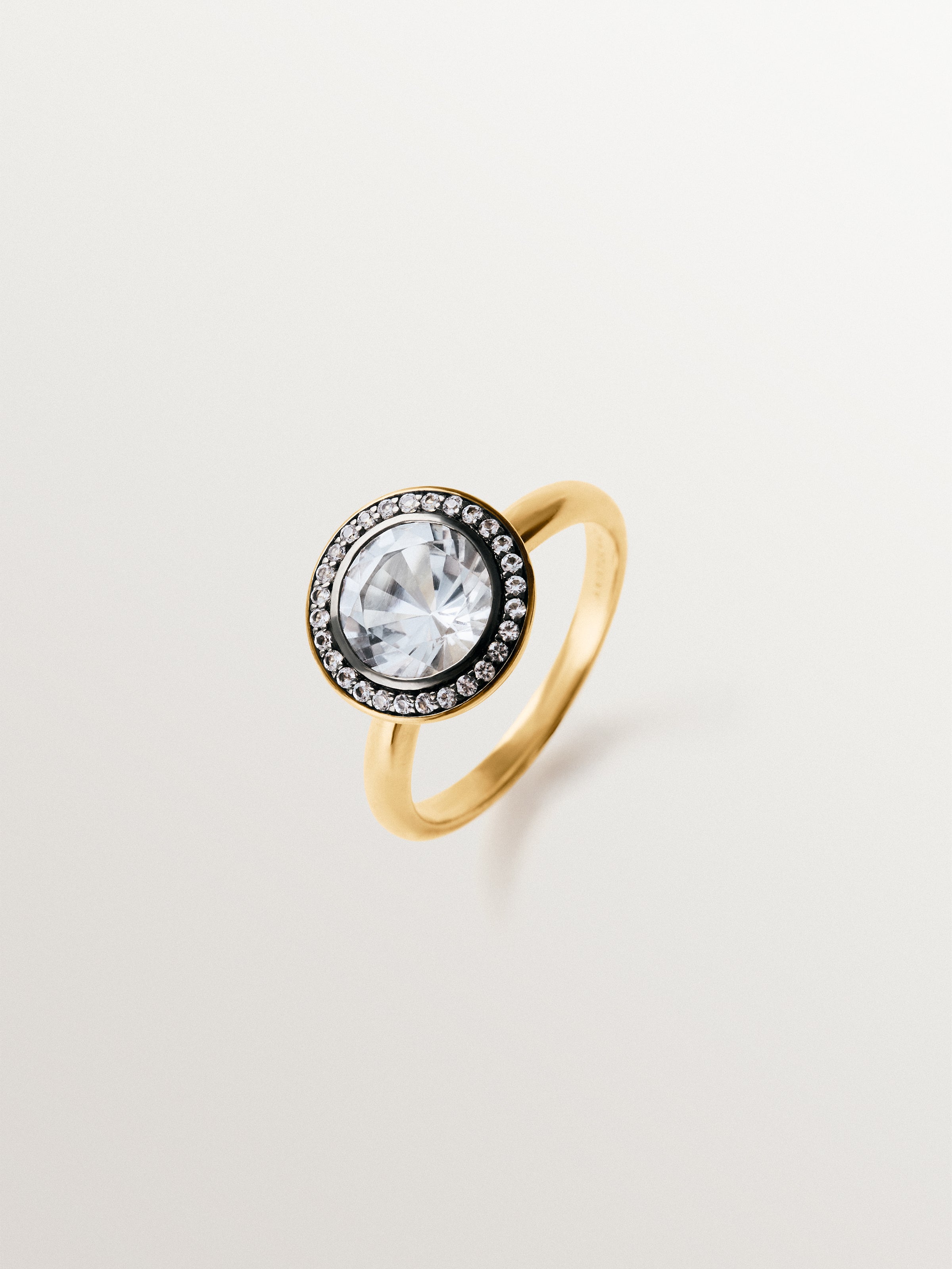 Anillo bicolor de plata 925 bañada en oro amarillo de 18K con topacios blancos