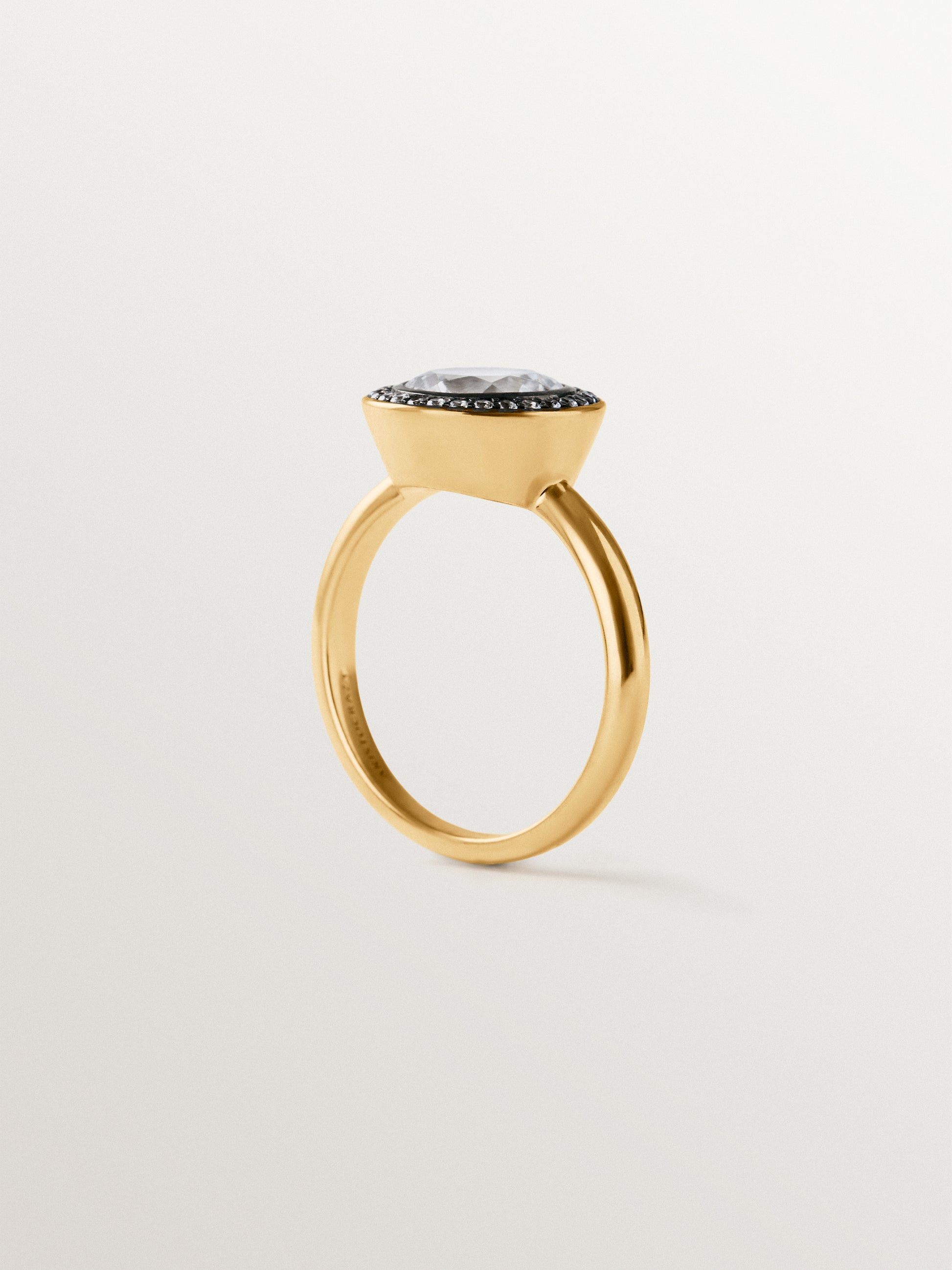 Anillo bicolor de plata 925 bañada en oro amarillo de 18K con topacios blancos