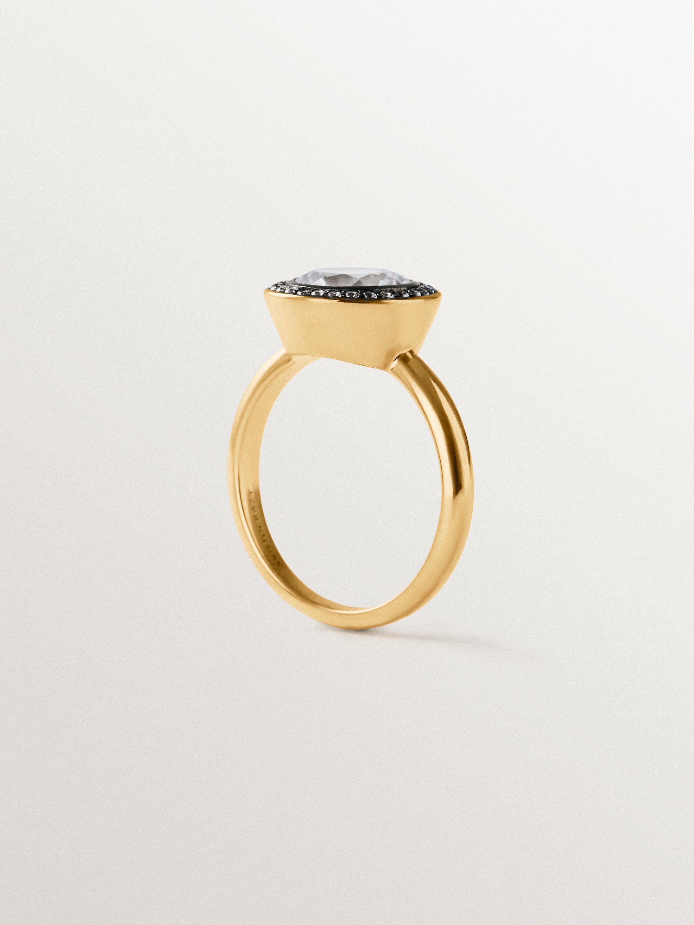 Anillo bicolor de plata 925 bañada en oro amarillo de 18K con topacios blancos