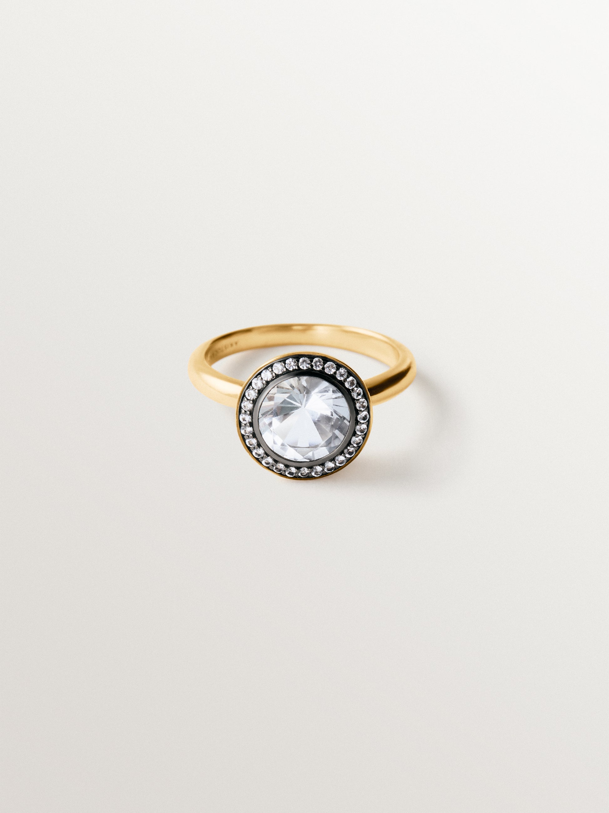 Anillo bicolor de plata 925 bañada en oro amarillo de 18K con topacios blancos