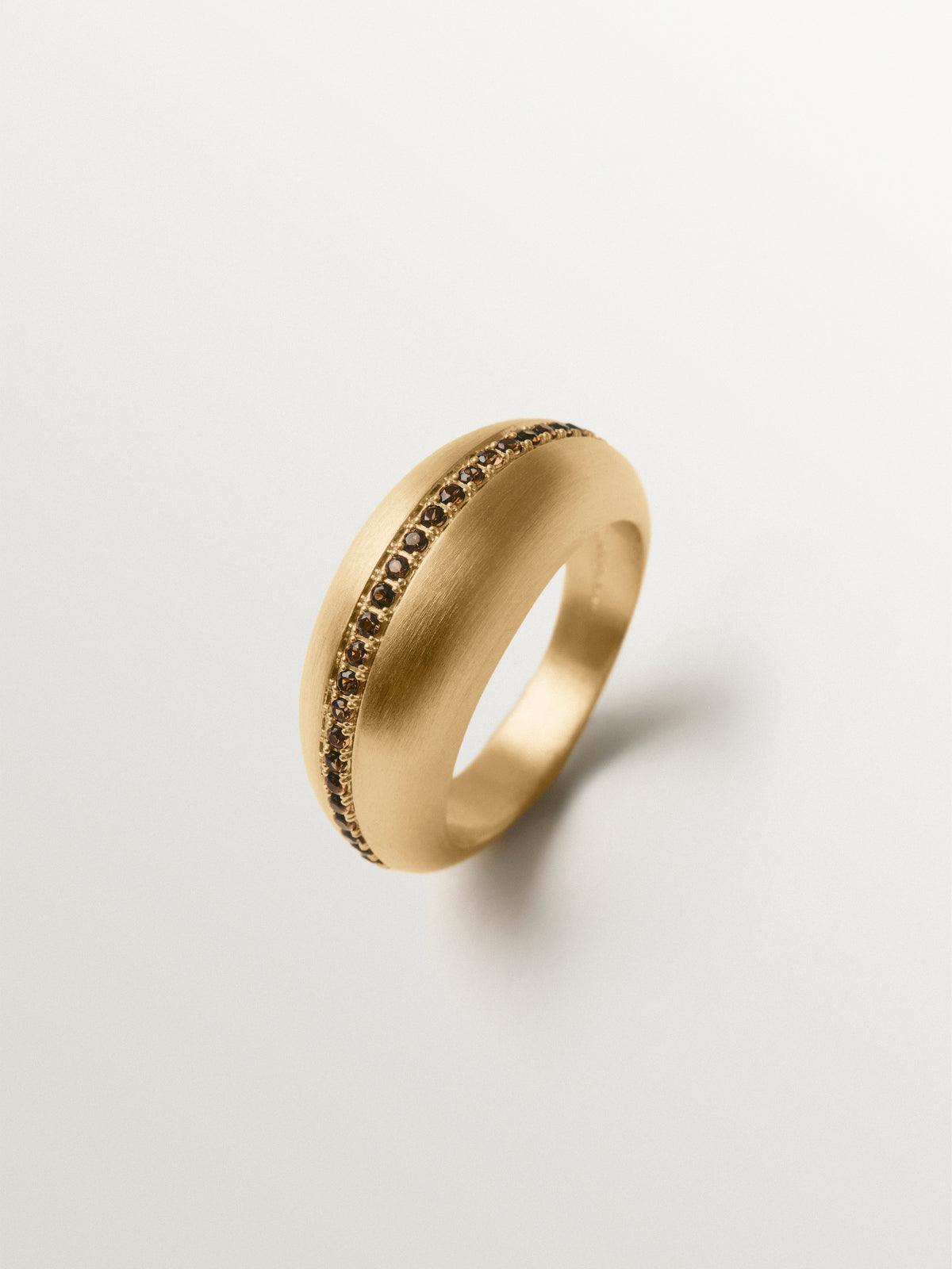 Anillo abombado de plata 925 bañada en oro amarillo de 18K con cuarzos marrones