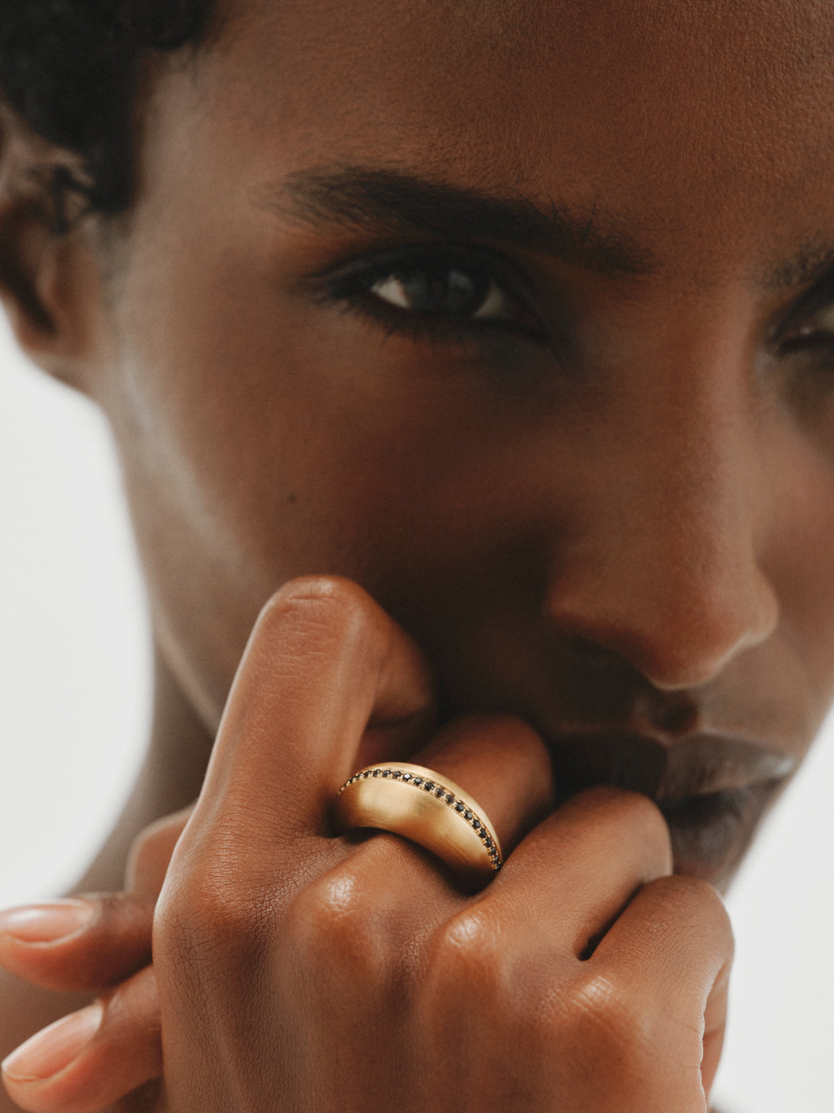 Anillo abombado de plata 925 bañada en oro amarillo de 18K con cuarzos marrones