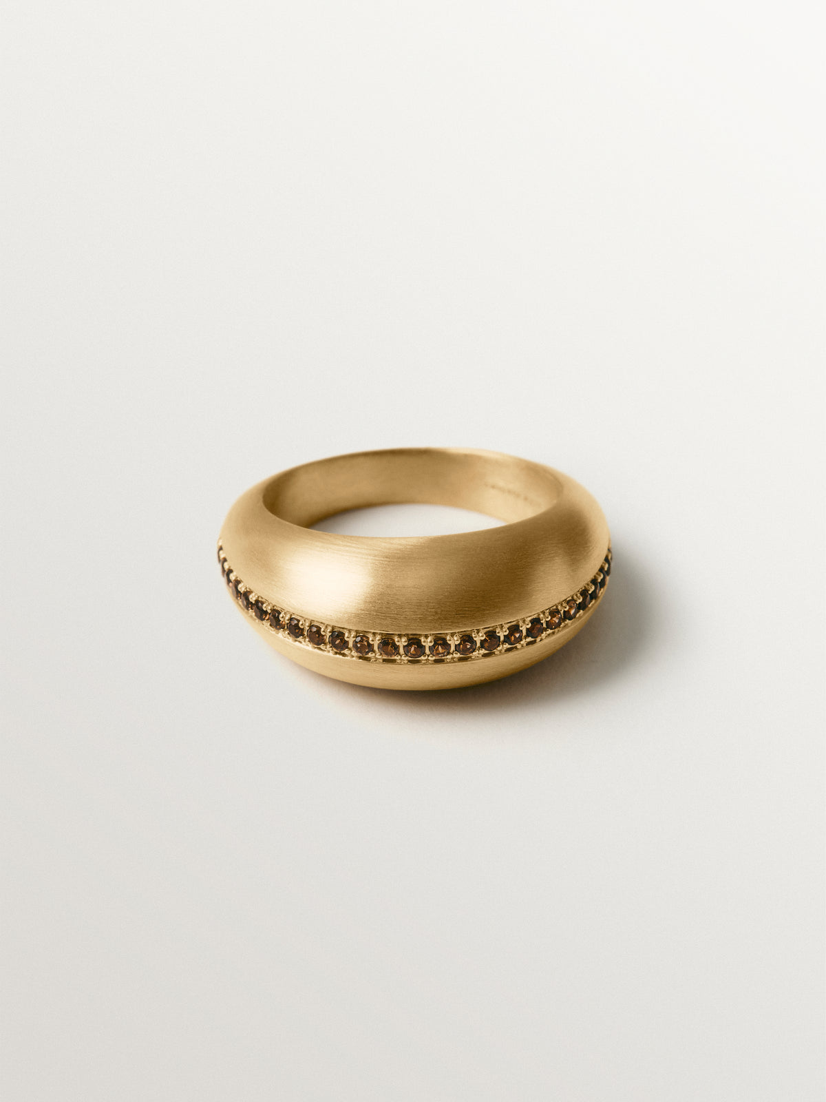Anillo abombado de plata 925 bañada en oro amarillo de 18K con cuarzos marrones