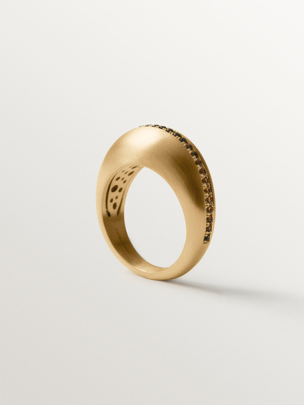 Anillo abombado de plata 925 bañada en oro amarillo de 18K con cuarzos marrones
