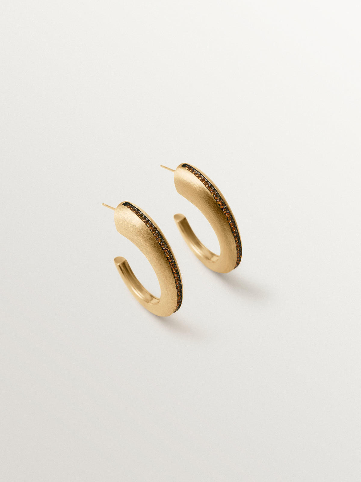 Pendientes de aro de plata 925 bañada en oro amarillo de 18K con efecto cepillado y cuarzos marrones