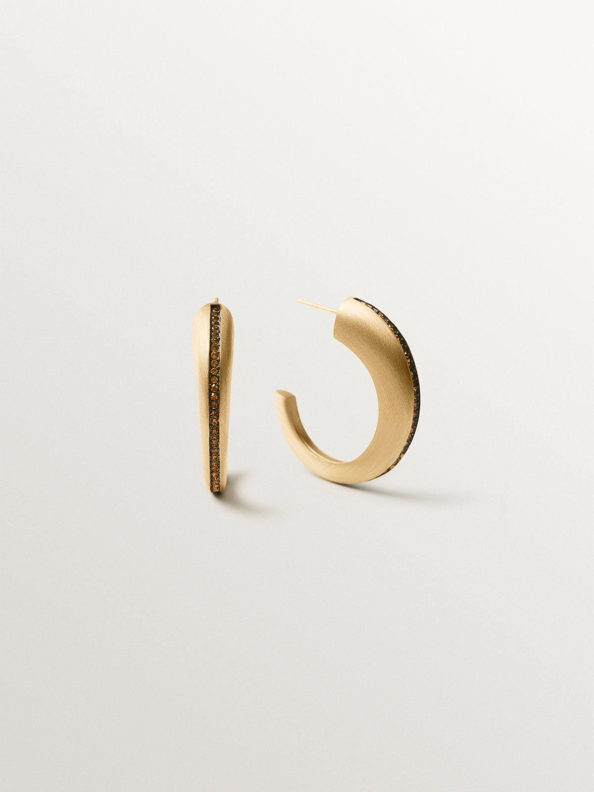 Pendientes de aro de plata 925 bañada en oro amarillo de 18K con efecto cepillado y cuarzos marrones