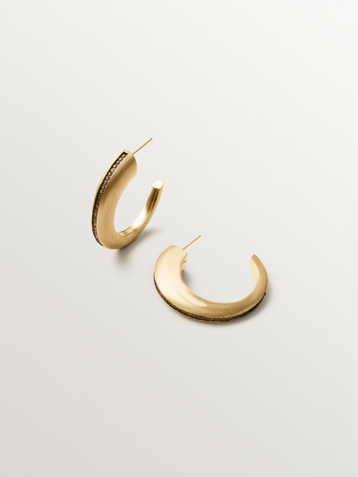 Pendientes de aro de plata 925 bañada en oro amarillo de 18K con efecto cepillado y cuarzos marrones