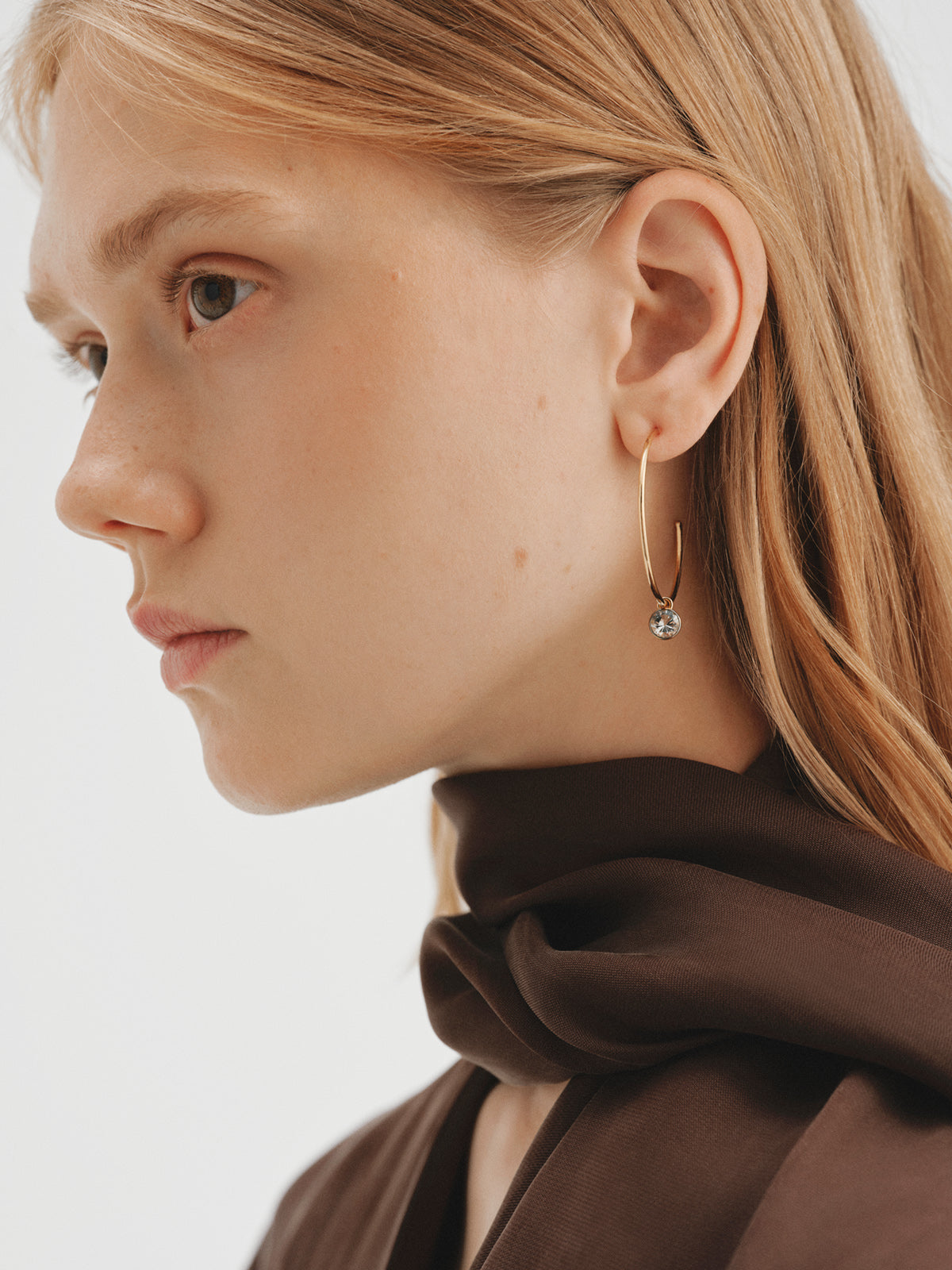 Pendientes de aro grandes bicolor en plata 925 bañada en oro amarillo de 18K con topacios blancos