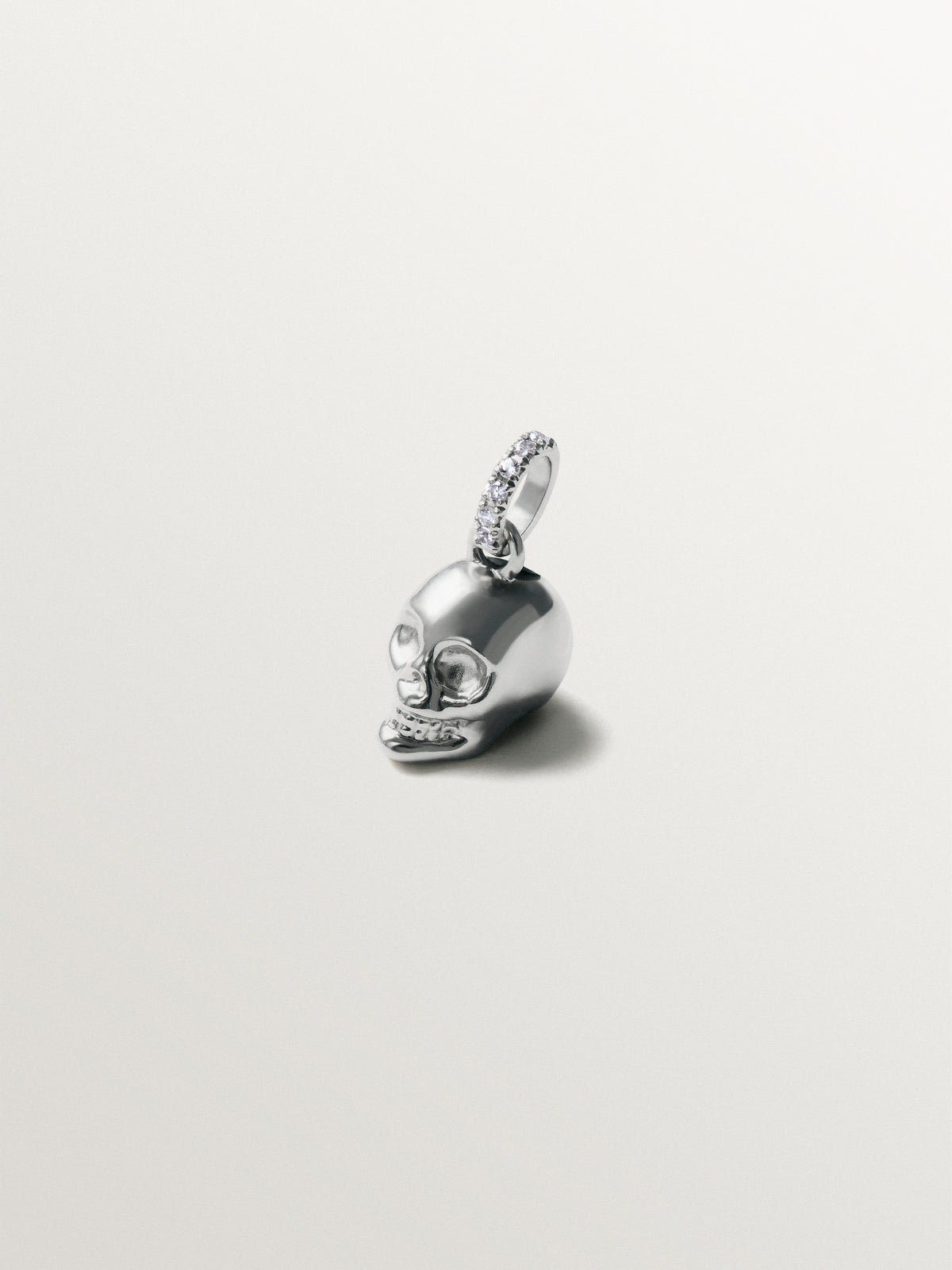 Charm de plata 925 con topacios blancos y forma de calavera