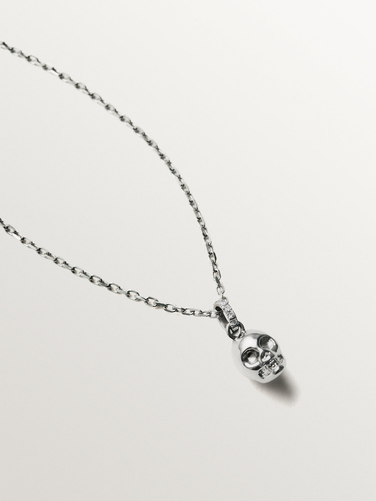 Charm de plata 925 con topacios blancos y forma de calavera