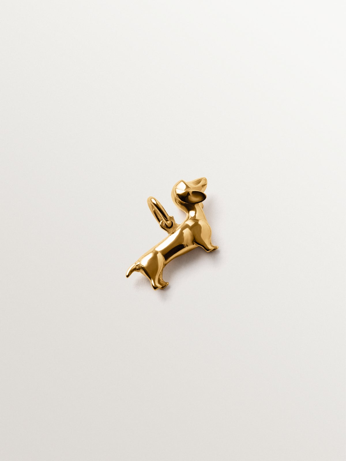 Charm de plata 925 bañada en oro amarillo de 18K con forma de perro