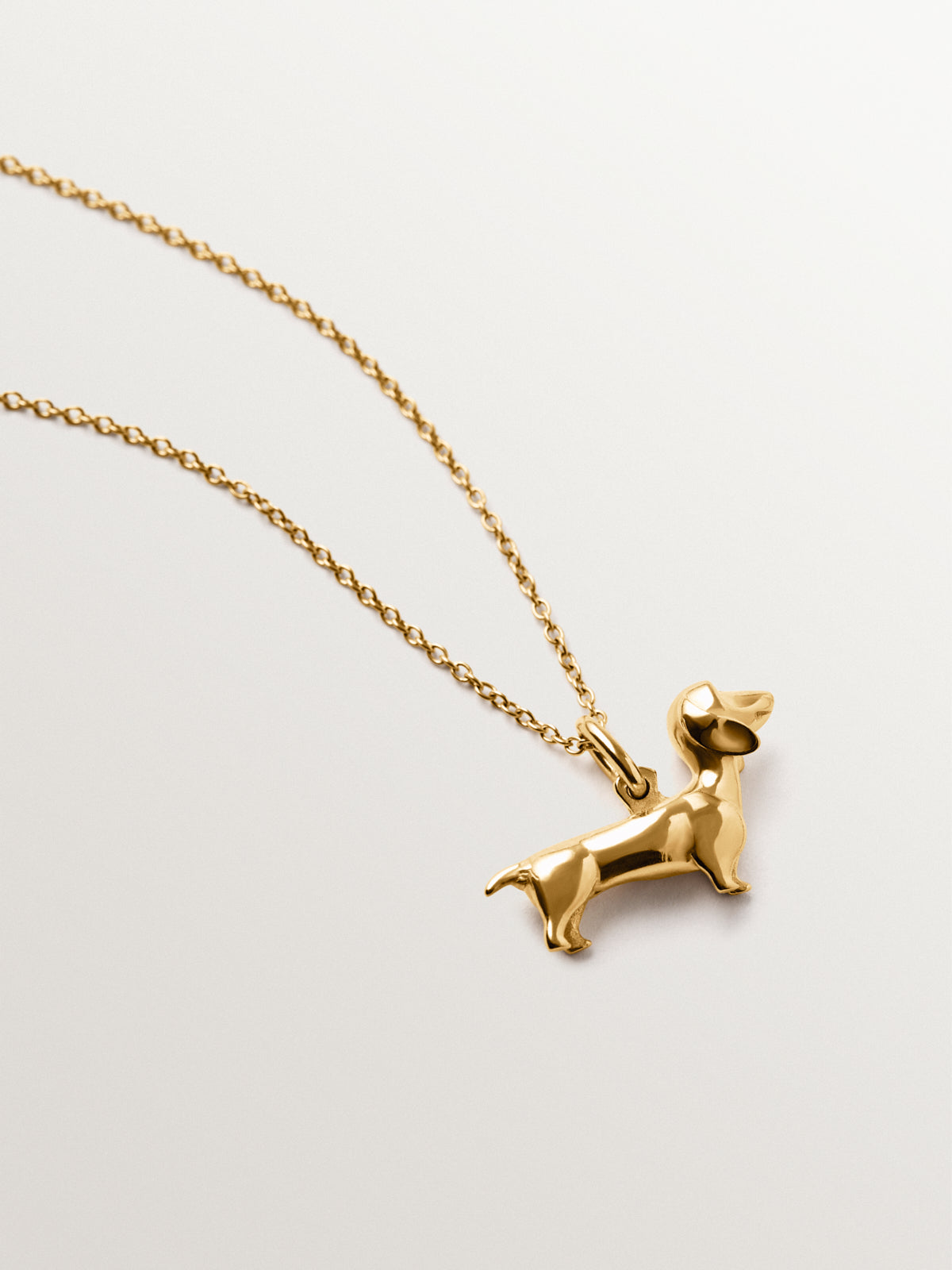 Charm de plata 925 bañada en oro amarillo de 18K con forma de perro