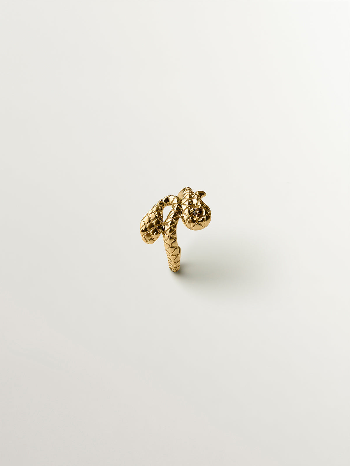 Earcuff de plata 925 bañado en oro amarillo de 18K con forma de serpiente y cuarzo fumé
